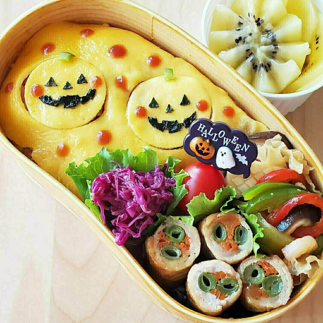 おうちごはん編集部さんのインスタグラム写真 - (おうちごはん編集部Instagram)「【#ハロウィン弁当 5選】  もうすぐハロウィン🎃✨✨   #ジャックオーランタン やおばけなどハロウィンをモチーフにしたお弁当もこの季節ならではですよね🍁  とってもかわいくて素敵なアイデアいっぱいのハロウィン弁当をピックアップしてご紹介します😊💕 ------------------  🎃photo by @kana.obento__   🎃photo by @k_a_k_i__  🎃photo by @hinanami1  🎃photo by @mika_0106h  🎃photo by @hiromitohanami  ------------------  ◆ #おうちごはんLover を付けて投稿するとおうちごはんの記事やこのアカウント、おうちごはん発信のトレンドリリースなどでご紹介させていただくことがございます。スタッフが毎日楽しくチェックしています♪  ［staff : mico］ ------------------  #おうちごはんLover #おうちごはんラバー #ouchigohanlover #ouchigohan #おうちごはん#おうち時間 #暮らしを楽しむ #bento #obento #弁当 #お弁当 #ハロウィン #ハロウィンごはん #Halloween #かぼちゃ #ハロウィンレシピ #料理  #手作りお弁当 #秋弁当 #お弁当作り楽しもう部 #オベンタグラム #今日のお弁当 #毎日お弁当」10月24日 6時00分 - ouchigohan.jp