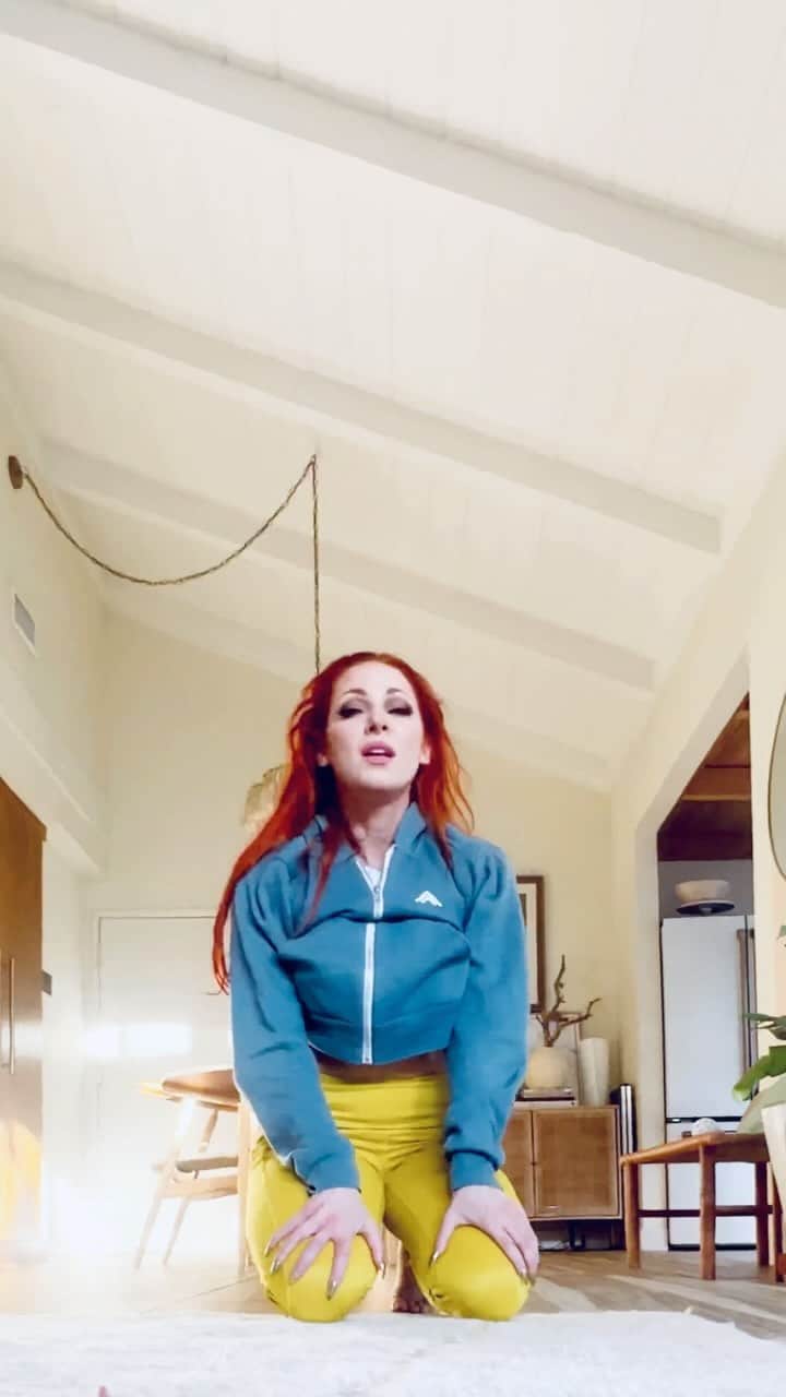 ボニー・マッキーのインスタグラム：「Welcome to hot city hot yoga. I’ll be leading clASS today. Let’s start by presaving the latest single…🔗 in b¡o   • • #bonniemckee #originalmusic #newmusic #independentartist」