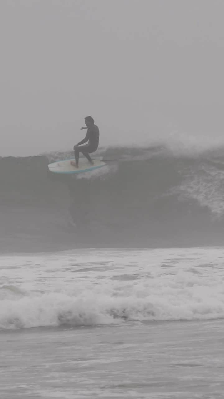 surflineのインスタグラム：「@tearevor dances with the Queen.  Full #swellstory coming soon. 🎥 @nickliotta」