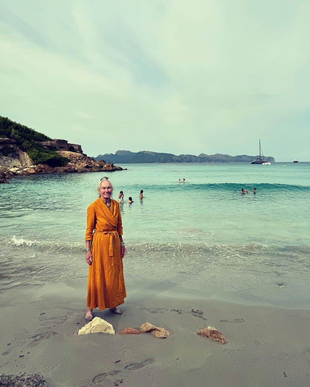 シエンナ・ギロリーのインスタグラム：「This is my mum. In Mallorca. Isn’t she fantastic 💛 life is good @parkinsonsuk @alzheimersresearchuk」