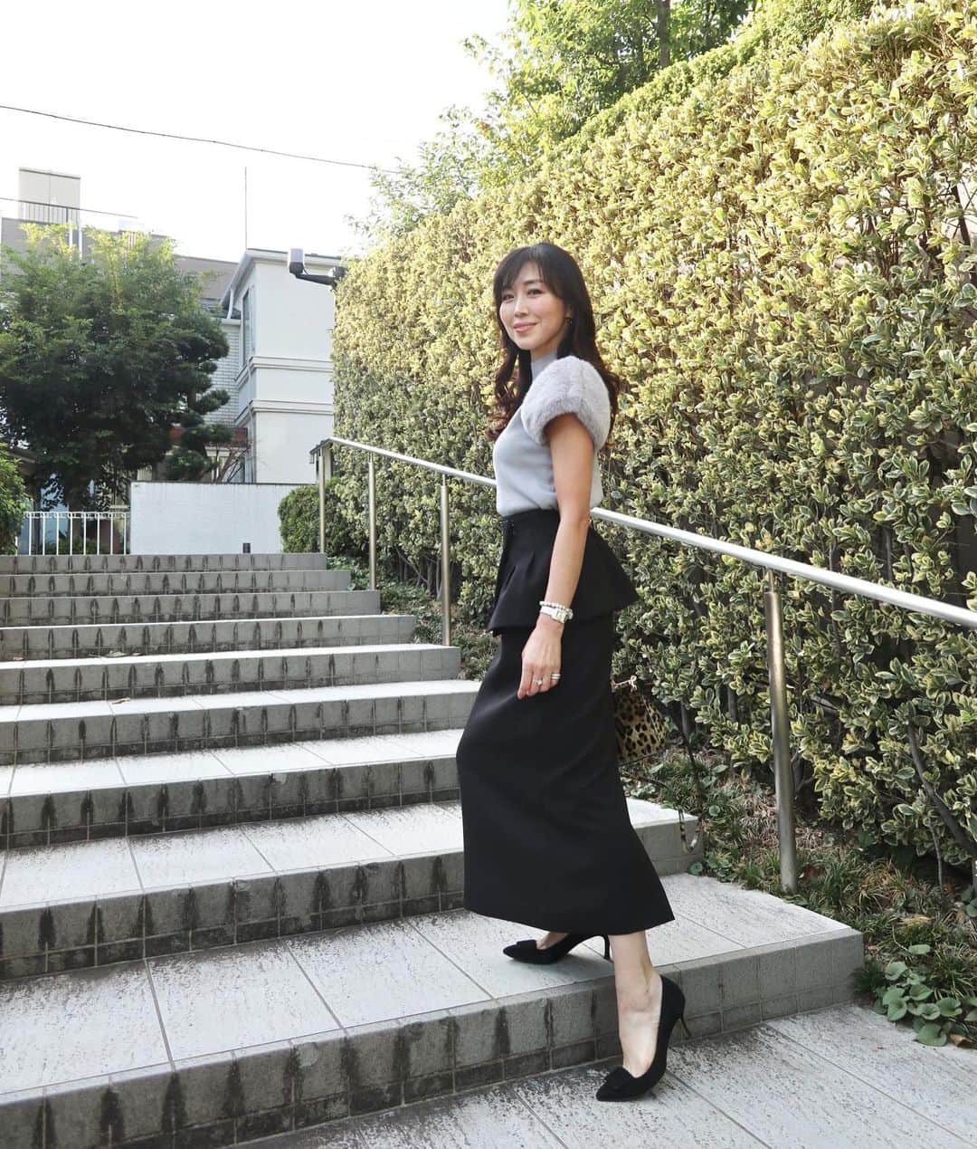 のインスタグラム：「#おはようございます  ・ 先日のコーデ @celford_official の 上下と @dolcegabbana のバッグ 。 セルフォードの 2wayペプラムナロースカート  とファー袖がカワイイニット。 ・ バッグは #イタリア #presstrip の 最終日に訪れた @nugnes1920 で 購入した　　 @dolcegabbana のバッグ。 ・冬はモノトーンの服が多いので ポイントになりそうなバッグです。 ・ ・ @celford_official  #セルフォード  ・ @dolcegabbana  ・ #大人ファッション  #綺麗目コーデ  #きれいめ  #ロングスカート 　 #アラフィフコーデ  #コーデ  #fashion」