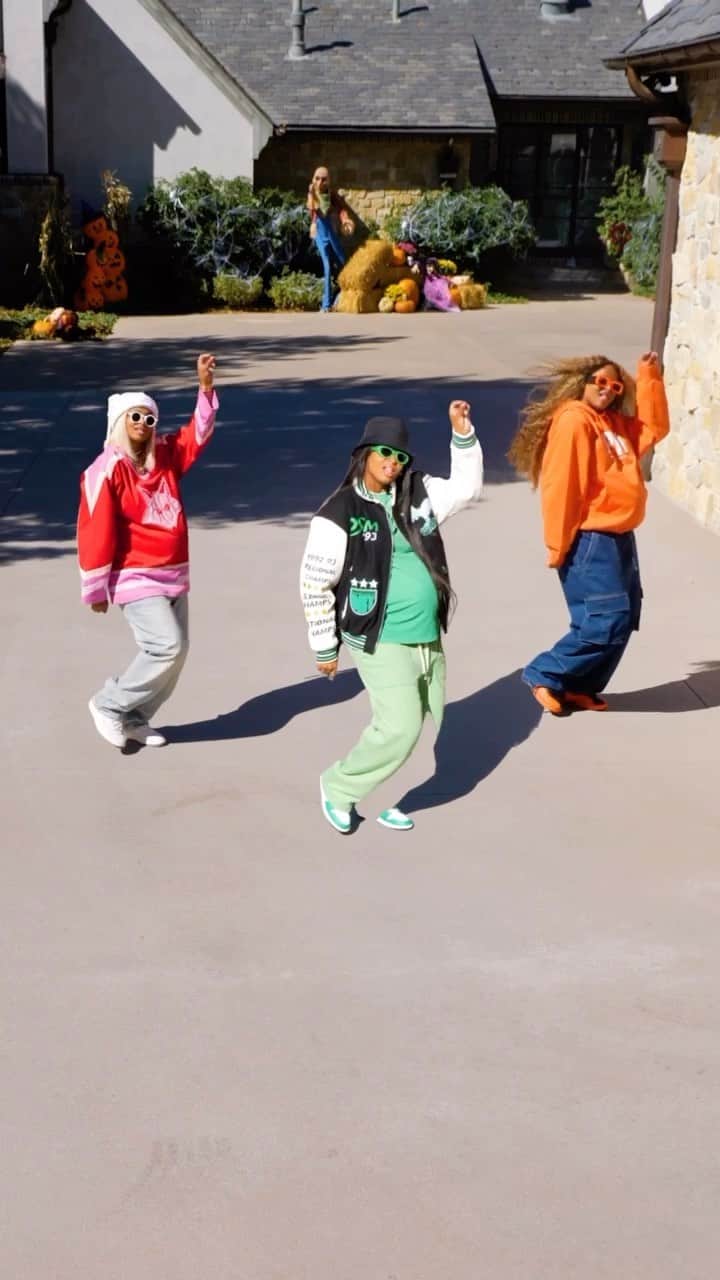 シアラのインスタグラム：「How many CiCi’s does it take? 😏😂🤟🏽😎💃🏽」