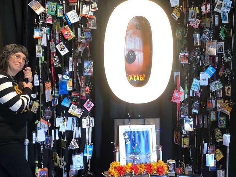トニー・ホークさんのインスタグラム写真 - (トニー・ホークInstagram)「So many beautiful, touching and heartfelt moments were shared at the #otisforever celebration of life. One that I’ll never forget was singing “Just Like Heaven” with my daughter and @theaquabats. I’d post a video here but not sure she’d approve… you can probably find it if you’re curious enough. O would have loved to hate it; he touched countless lives in magical ways, but never wanted any fanfare for himself.  Thanks to everyone that attended, performed and/or donated auction items to raise money for O’s favorite causes. Link in bio for some rare items, including a signed @blink182 bass and the skateboard I used at @whenwewereyoungfest.  📷: @chuck_hults @yourethenight @mister.christian.jacobs」10月24日 6時20分 - tonyhawk
