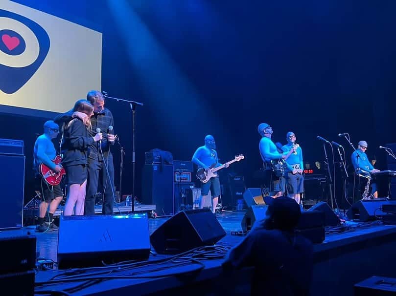 トニー・ホークのインスタグラム：「So many beautiful, touching and heartfelt moments were shared at the #otisforever celebration of life. One that I’ll never forget was singing “Just Like Heaven” with my daughter and @theaquabats. I’d post a video here but not sure she’d approve… you can probably find it if you’re curious enough. O would have loved to hate it; he touched countless lives in magical ways, but never wanted any fanfare for himself.  Thanks to everyone that attended, performed and/or donated auction items to raise money for O’s favorite causes. Link in bio for some rare items, including a signed @blink182 bass and the skateboard I used at @whenwewereyoungfest.  📷: @chuck_hults @yourethenight @mister.christian.jacobs」