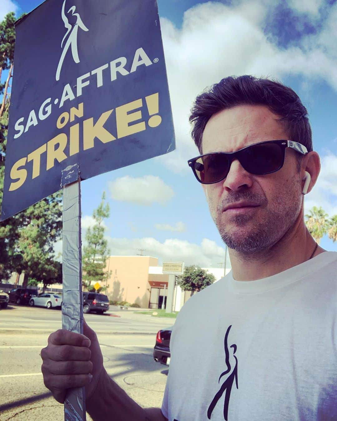 ブライス・ジョンソンのインスタグラム：「Let’s get this deal done 👊🏼💎 . . . #sagaftra #sagaftrastrong #sagaftrastrike」