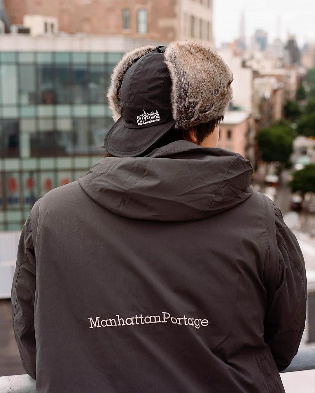 のインスタグラム：「.  FW23 Cap/Hatコレクション。  ボリュームのあるファーを付けたトラッパーキャップ。 タウンウェアとしてはもちろん、本格的なアウトドアでも使用頂けます。  ・Manhattan Portage直営ストア : 10/28(土)発売 ・オフィシャルオンラインストア : 10/27(金)発売   #manhattanportage #newyork #nyc  #cap #outdoor #camp #マンハッタンポーテージ #キャップ #キャンプ #アウトドアファッション #アウトドア」
