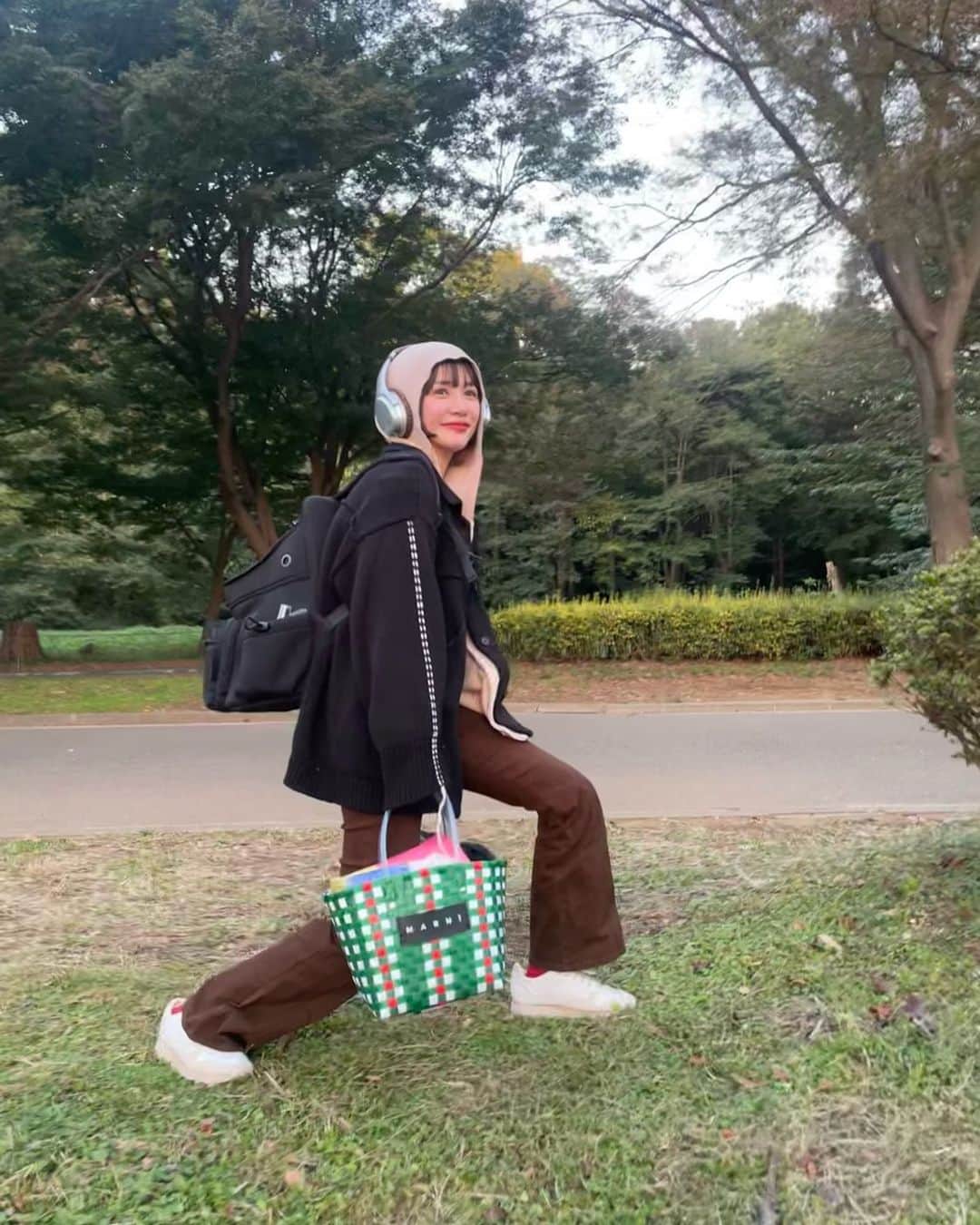 藤沢麻衣のインスタグラム：「⠀ 秋晴れの公園がすきです🍂🍙」
