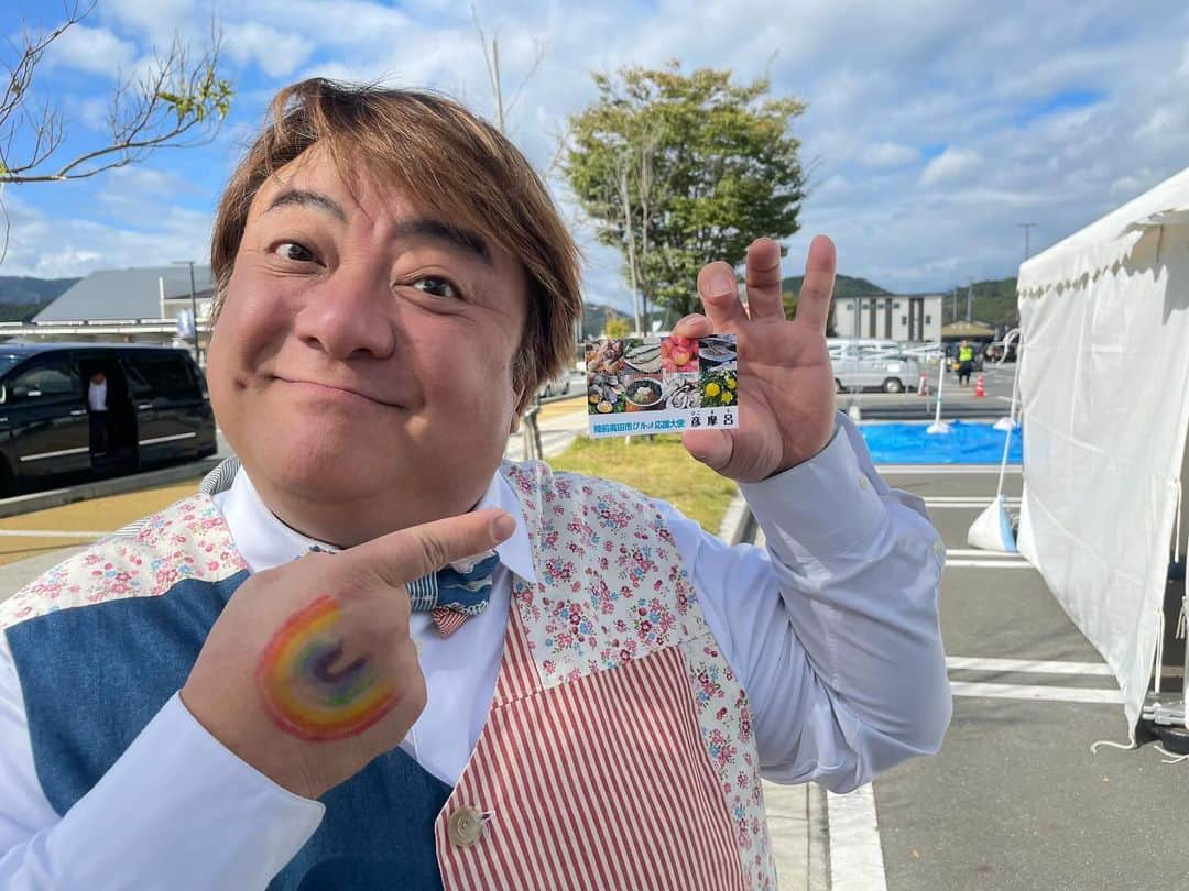 彦摩呂さんのインスタグラム写真 - (彦摩呂Instagram)「お知らせします〜😊🌈👍  10/25(水)14:00〜 TBSラジオ「#こねくと」 生出演致します！  写真は、先日参加させて頂いた陸前高田産業まつりで先走って出演を 告知してしまった。 私です〜笑😆😆😆  手には出来立て名刺❗️ 「陸前高田グルメ応援大使　彦摩呂」  #彦摩呂 #陸前高田 #ラジオ #tbsラジオ   @connect_tbsr」10月24日 11時53分 - hikomaro_honmono