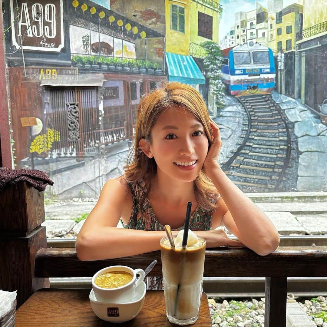 市原彩花のインスタグラム：「Hanoi Food Trip😋🇻🇳  ハノイで食べたものたち😋 ベトナムの首都なだけあって、美味しいものたくさんあった😚🇻🇳  ①〜③ @cafea99  線路ギリギリにある映えカフェ☕️ 名物のエッグコーヒーとココナッツコーヒー飲んだよ🥥 エッグコーヒーはもはやスイーツ🥚  ④ Bun cha Huong Lien ブンチャー フォンリエン オバマ大統領も訪れた、ブンチャー(つけ麺風フォー)のお店 酸っぱめなスープに粗挽きつくねが入ってて激ウマ😳 野菜もたっぷり🥬  ⑤ Pho Thin 13 Lo Duc フォーティン 有名なフォーのお店 入り口でオーダーして現金先払い  ⑥⑦ @pizza4ps  ピザ フォーピース ベトナムで大人気な日本人経営のピザ屋🍕 お洒落だし美味しいし安いし、ネット予約必須！ 国内外に30店舗くらいあるんだって🇻🇳 来月には日本初出店！(麻布台ヒルズ)  ⑧ Banh mi 25 バインミー25 大人気のバインミーのお店 チキン、ポーク、ビーフ、チーズアボカド入り…いろいろ選べる😉 テイクアウトしてホテルで食べたよ🥖  #ハノイ#ハノイ旅行#ハノイ観光#ベトナム#ベトナム旅行#vietnam#vietnamtravel#hanoi#hanoitravel#halongbay#halongbaycruise#海外旅行#食べ歩き#ハノイグルメ#ベトナム料理#ブンチャーフォンリエン#ブンチャー#cafea99#フォーピース#pizza4ps#bunchahuonglien#vietnamesefood」