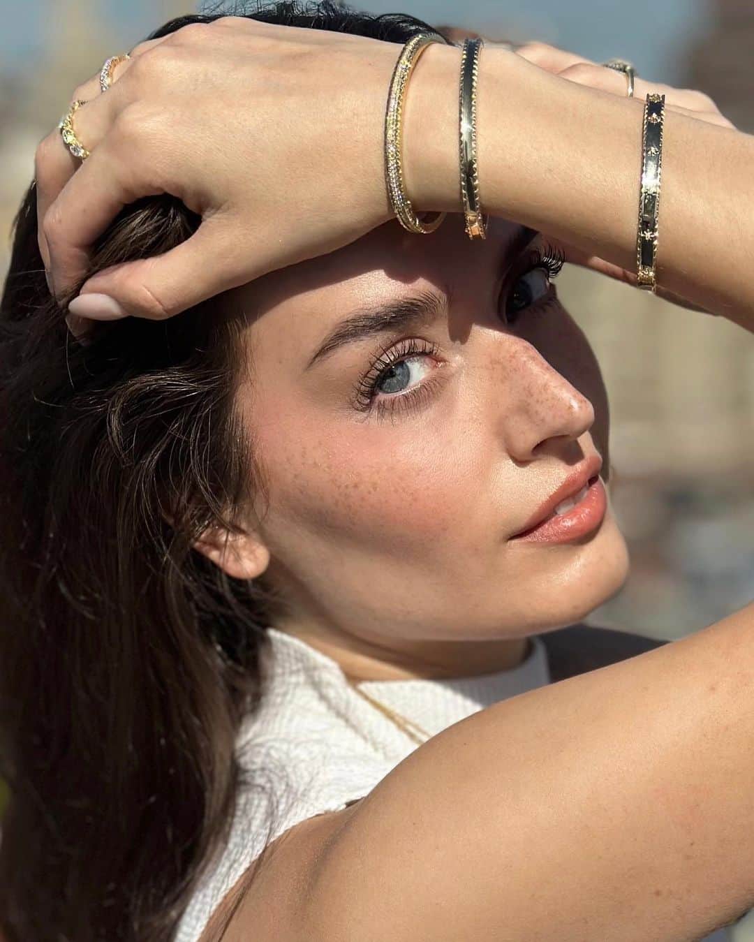 ジェシカ・ジェーン・クレメントのインスタグラム：「Embrace your inner light with @brilliantearth’s Sol Collection. Capturing the symbolism of the sun, the collection encourages the celebration of love, authenticity, and gratitude. #brilliantearth #ad #solstyled ✨」