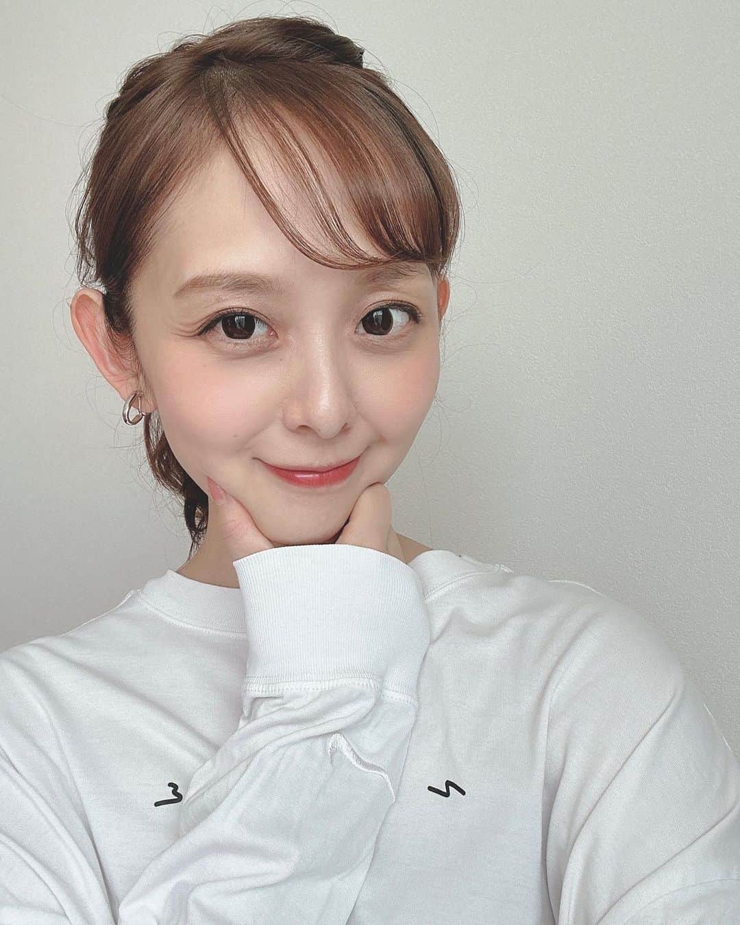 のインスタグラム：「おはヨーロッパ☀️  知らん人からプーさんのハニーハント 早くのれる券もらう夢みました。🍯  夢占いで検索しづらい夢や😴🔍笑  #パーソナルとネイルとマッサージday #整える日　#NIKE #ポニーテール」