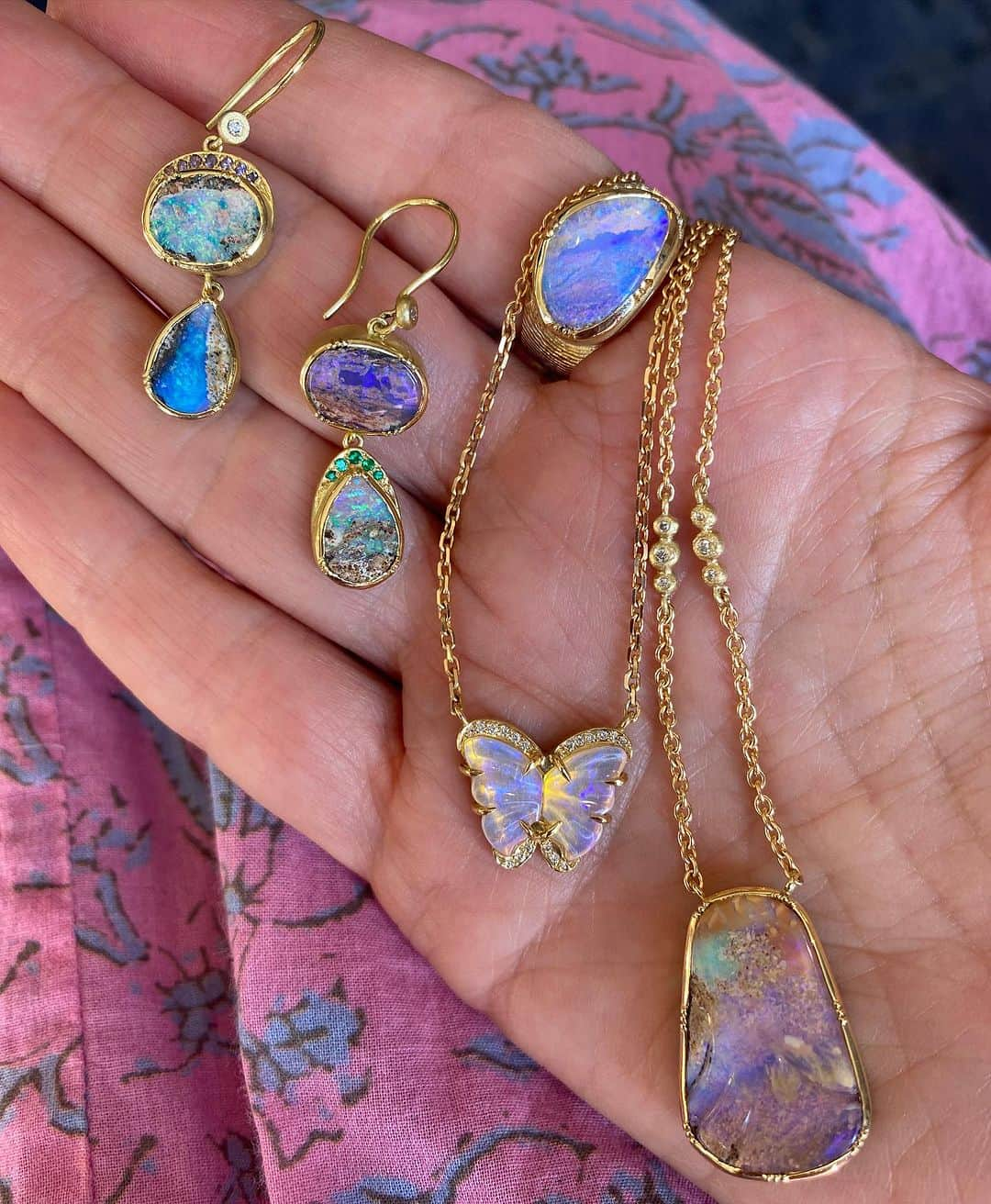 ブルックグレグソンさんのインスタグラム写真 - (ブルックグレグソンInstagram)「Celebrating the painterly, mystical, and magical gemstone  from Mother Nature  with these one of a kind hand forged gold beauties. 💎🌈🦋💕💫 #australianopal #october #millionsofyearsold」10月24日 6時48分 - brookegregson