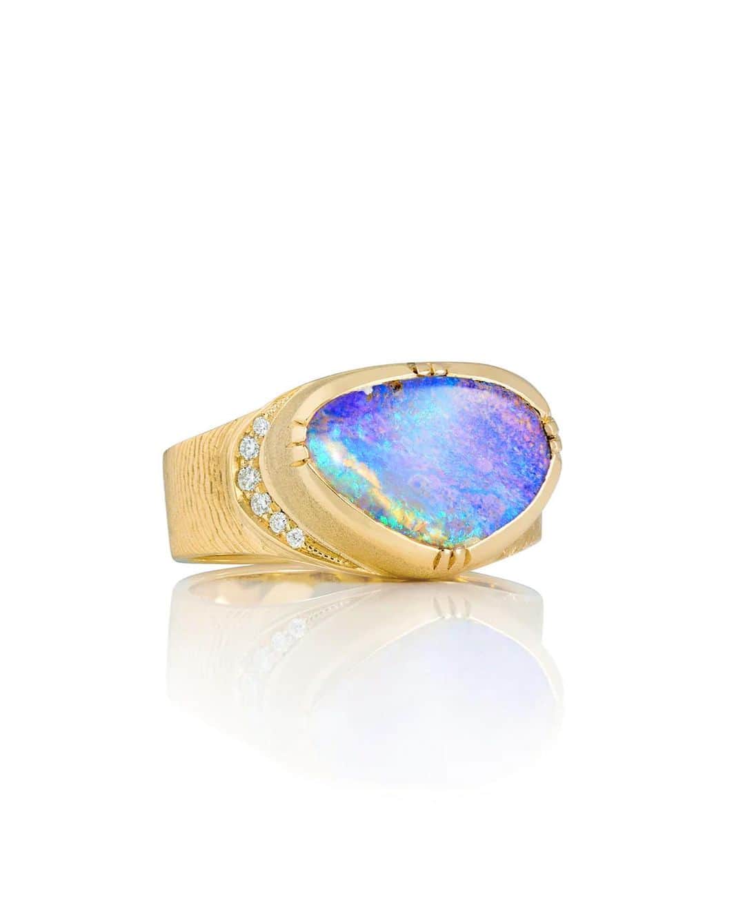 ブルックグレグソンさんのインスタグラム写真 - (ブルックグレグソンInstagram)「Celebrating the painterly, mystical, and magical gemstone  from Mother Nature  with these one of a kind hand forged gold beauties. 💎🌈🦋💕💫 #australianopal #october #millionsofyearsold」10月24日 6時48分 - brookegregson