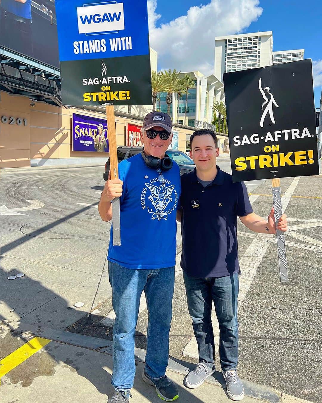 ベン・サヴェージのインスタグラム：「One step closer to fair contracts for SAG-AFTRA. Let’s work together and get this done.」