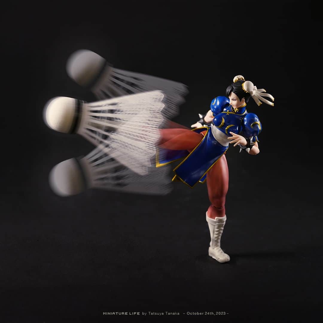 田中達也のインスタグラム：「“Badminton Fighter Ⅱ” ⠀ ⠀ バドミントファイターⅡ ⠀ ⠀ ─────────────────── 《EXHIBITION info》 ⠀ 【ミニチュアライフ 神戸エアポート】 MINIATURE LIFE × KOBE AIRPORT」