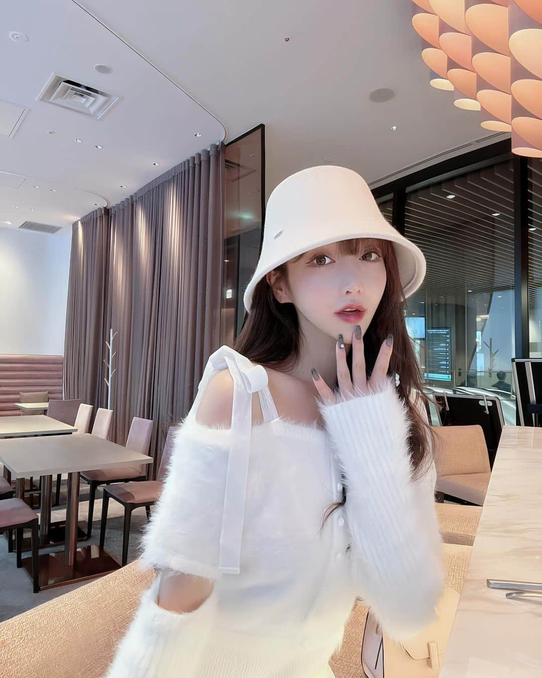 茜里さんのインスタグラム写真 - (茜里Instagram)「10/26(木)19時〜発売開始🤍🐇 Wool cloche hat  と　Shaggy docking knit dress  クローシュハットはウール生地で美美美シルエットに出来た傑作ハット😭😭😭✨✨  シャギードッキングのニットドレスは デコルテ見せ・アームウォーマー・リボン・シャギー ぜーんぶ一緒に詰め込みしたニットワンピ🥺💕💕 下着のラインを拾わないように裏地付きです😉 リボン🎀は、ベロアリボンにしたり 胸元の飾りボタンはマットなボタンにしたり 細部までRiuっぽさ全開🔍🤫  肌触り最高で着心地抜群だし 暖かいし　でも色っぽく🩷  推しすぎるよーう🥲🥲🥲白はうさぎみたいで黒はネコみたい😂😂✨」10月24日 6時55分 - riuakari