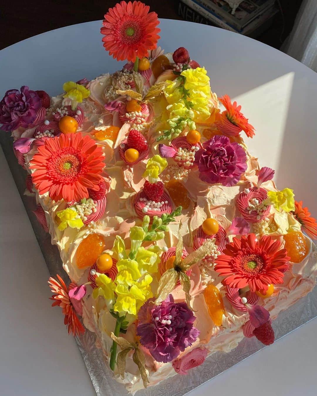 Cosmopolitanさんのインスタグラム写真 - (CosmopolitanInstagram)「Just something pretty for your eyeballs 💐  #rg @crybaby.cakes」10月24日 7時01分 - cosmopolitan