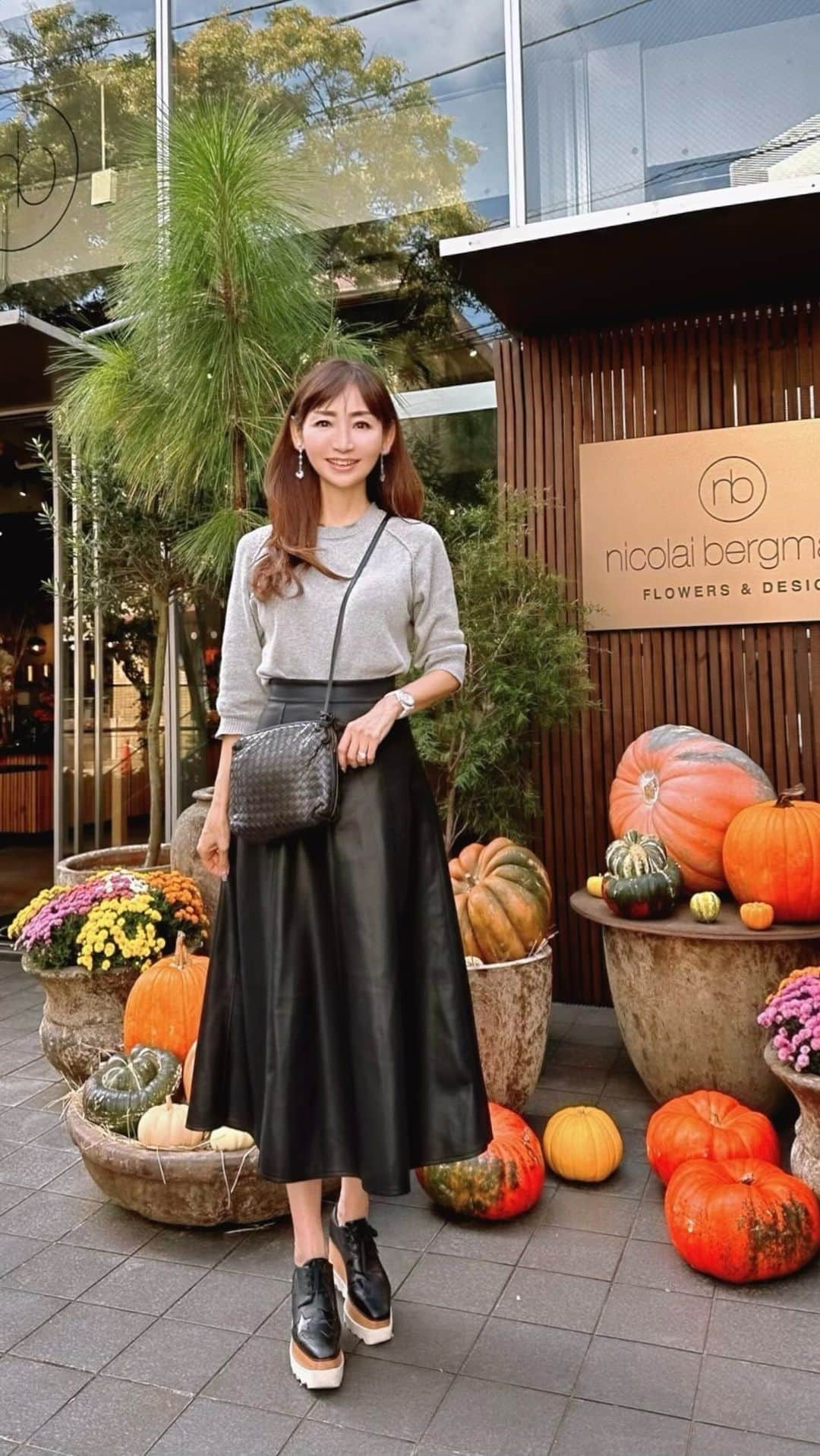 長谷川夕希子のインスタグラム：「若返り効果で注目されている「NMN」✨と 美肌など外見的な若返り効果の高い「エクソシーム」最強タッグの点滴 『エクソソーム 1mg & NMN 100g 1mg & NMN 100gオリジナルカクテル』 GLPクリニック🏥さんで受けれます❣️  「NMN点滴」は、脂肪代謝促進、血管新生、外見的な若々さに加え、糖尿病やアルツハイマーにもおすすめなの😉  「エクソシーム」の効果は、全身の細胞産生・ 細胞間情報伝達の活性化。  加齢による細胞再生、代謝改善等が期待でき、 抜け毛(薄毛)・乾燥・シミ、シワ・たるみ・気力減退・外見的な若々しさの維持へアプローチ✨  即効性、持続力も魅力🥰💗  このGLPクリニックのオリジナル点滴  『エクソソーム 1mg & NMN 100g 1mg & NMN 100gカクテル』  私からの紹介で20%オフになるよ❣️  気になる方は、 この機会に是非やってみてね✨  東京GLPクリニック🏥 表参道駅🚉から徒歩2分  港区北青山3-6-19 三和実業表参道ビル5F  診療時間 10：00～22：00  📞 03-6433-5932  #東京glpクリニック  #東京glp  #nmn  #nmn点滴  #アンチエイジング #アンチエイジング効果  #エクソソーム  #大人美容 #若返り美容  #若返り効果  #若返り  #代謝アップ  #美容医療 #表参道 #美魔女 #アラフォー美容 #アラフィフ美容 #代謝促進  #glp #pr」