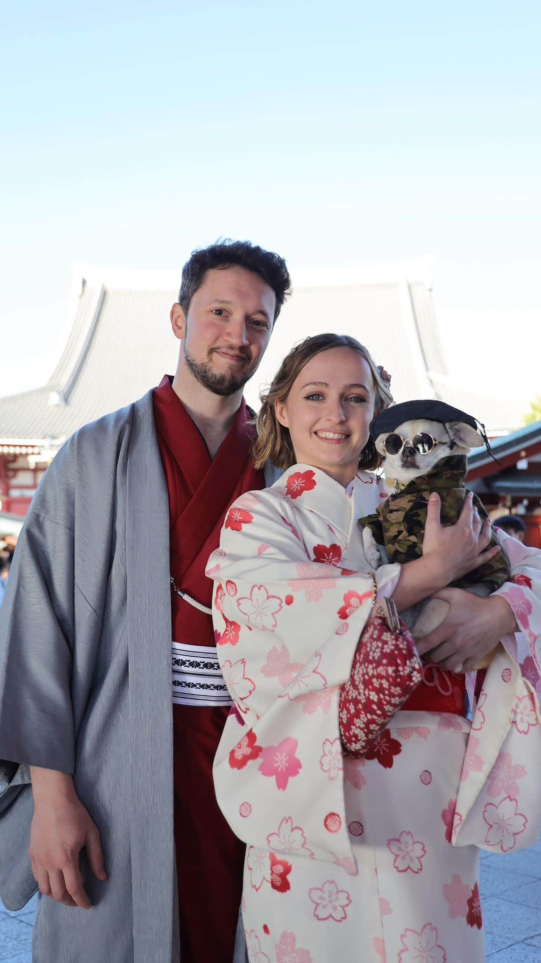 紋次郎のインスタグラム：「Kimono ✖️montjiro 着物でデート😊🐶 最近、海外の方も綺麗に着てる人増えてきましたね😊 たくさん溜まってるのて少しまとめて投稿 リールの編集はよくわからないけど😅  #dog#dogstagram#instadog#chihuahua#barkbox#mydogiscutest#buzzfeed#dog_features#fluffypack#barkpack#dogsofinstagram#犬#チワワ#手作り#handmade#着物#fashion#紋次郎一家#チーム茶#ふわもこ部#igersjp#peco犬部#dogfashion #whisky」