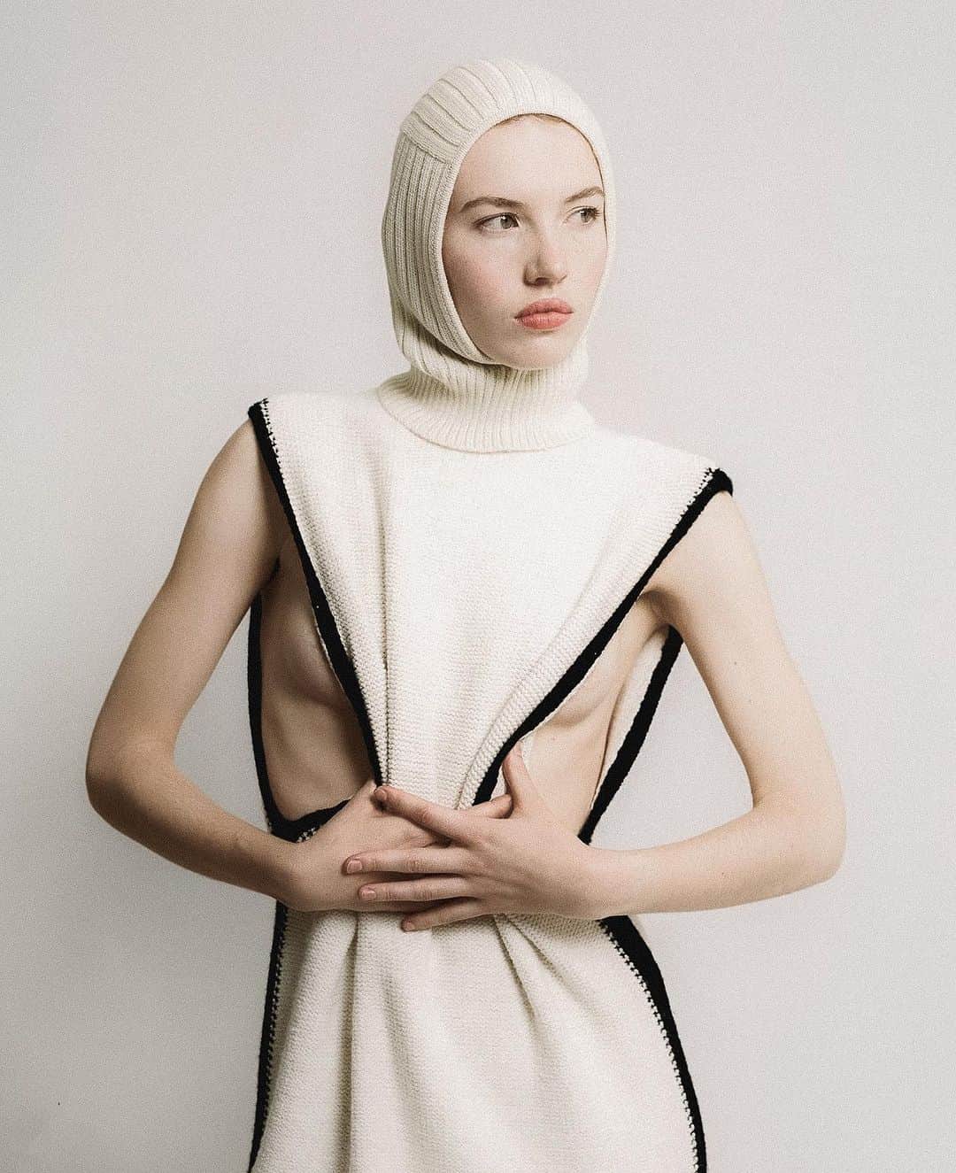 JanessaLeoneのインスタグラム：「DAKIN____ A lightweight layer with a functional neck piece, crafted from 100% pure Merino wool. ⁠ ⁠」