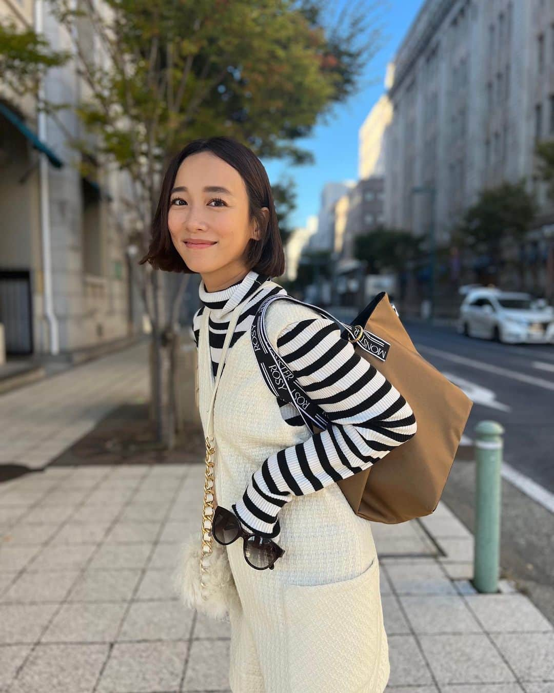 村上沙織さんのインスタグラム写真 - (村上沙織Instagram)「髪をやっと切りました♡  できるだけメンテナンスは少なめで、セットに時間がかがならない様にしないといけなくてもう短め一択になってきました。  清潔感があって髪に艶があればokかもと日々のお手入れだけはきちんとしておこう。 ４０歳手前、今が一番子育てもお仕事も忙しい時期、いつかしたい金髪は白髪が増えてきたら…に置いておきます♡  #newhair」10月24日 7時07分 - rosysaorimonster