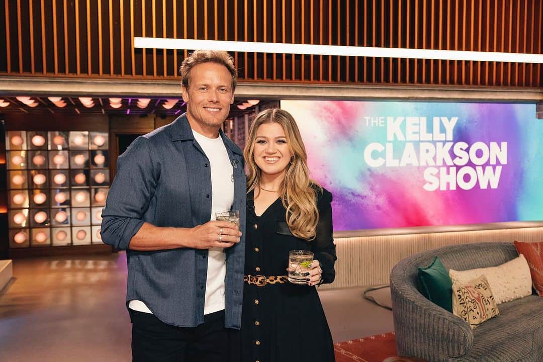 サム・ヒューアンのインスタグラム：「So excited to be part of the @kellyclarksonshow tomorrow! The perfect host, we talk Clanlands, @sassenachspirits and much more… Make sure you tune in! 🙌😘」