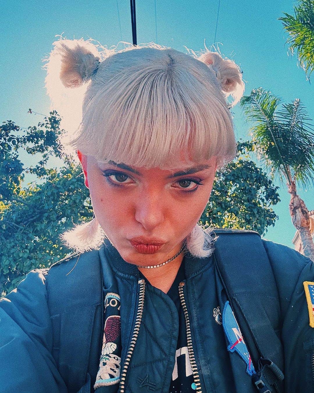 HEY VIOLETさんのインスタグラム写真 - (HEY VIOLETInstagram)「what are u being for halloween? also, can u guess my costume???? hint: they may or may not be blonde.」10月24日 7時12分 - heyviolet