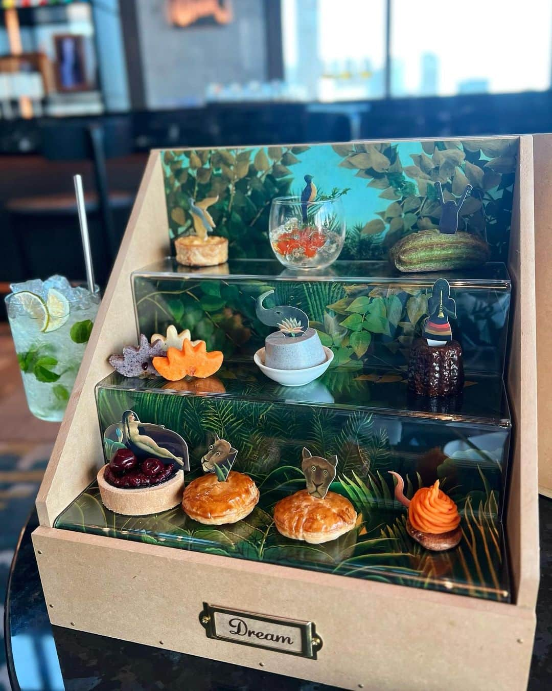 三好ユウのインスタグラム：「メズム東京 @mesmtokyo の「Whisk」の「アフタヌーンエキシビジョン」を堪能🫖 I enjoyed the afternoon tea that it was art. ⁡ 有名画家の作品とコラボしたアフタヌーンティー。 今回は第9弾👀絵画好きにはたまらんですよ🎨 ⁡かわいい❤️  アフタヌーンティーはちょっと苦手で 自ら率先して行く事はないのですが これは誘ってもらってからとても楽しみにしていました。 ⁡  フランスの画家アンリルソーの代表作 「夢」の世界観を表現していて視覚的にも大満足だし スイーツも工夫が施されていて美味しかった😋 モクテルとのペアリングも楽しめます🫶 ⁡ ⁡ 違う作品とのコラボも絶対行く✨ 今度ルーブルやオルセーもリベンジしたい…😤 とヤル気出たので今日も元気に働きます💪  皆様も良き1日を😍 ⁡ ⁡ ⁡ #アフタヌーンティー #東京カフェ#東京ホテル#メズム東京 #メズム東京オートグラフコレクション#アンリルソー#女子会#afternoontea#tokyohotel #일본#카페 #東京美食#好吃」