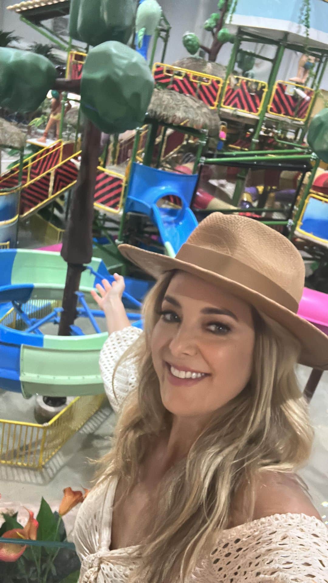 Tic iPinheiroのインスタグラム：「Quem também volta a ser criança no parque aquário?! @tauaresorts」