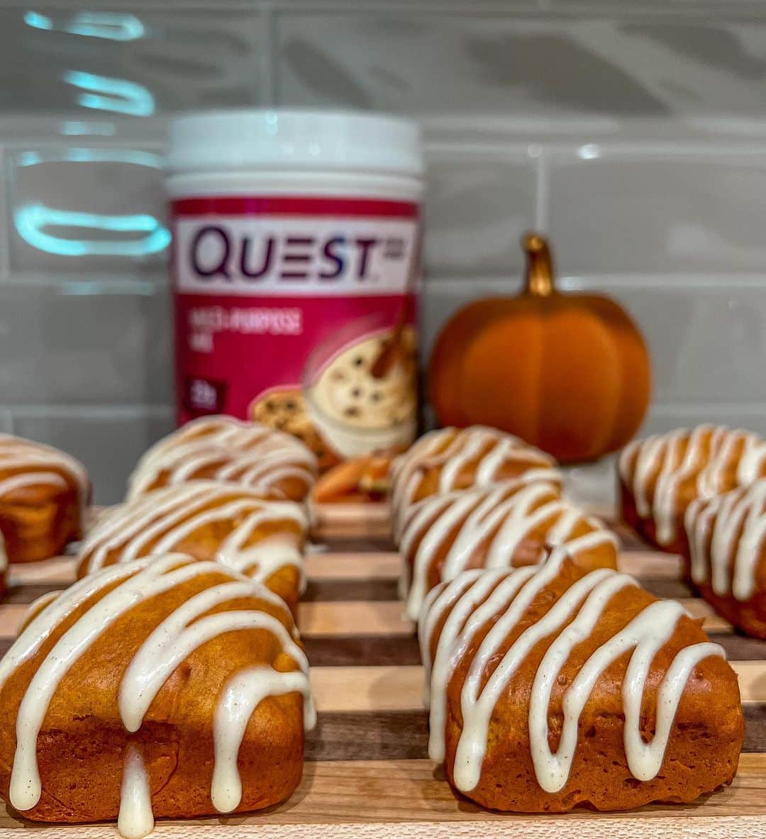 questnutritionさんのインスタグラム写真 - (questnutritionInstagram)「𝙈𝙞𝙣𝙞 𝙋𝙧𝙤𝙩𝙚𝙞𝙣 𝙋𝙪𝙢𝙥𝙠𝙞𝙣 𝙇𝙤𝙖𝙫𝙚𝙨🎃🍞 Recipe below👇🏼 Holiday cravings are upon us😬so I’ve done the work to create a healthy swap for a classic holiday favorite! This pumpkin bread tastes like the real thing but is so much healthier! -made with @questnutrition multi-purpose mix protein powder!  - Ingredients: •1 ½  cup (I did less) sugar substitute  •½ cup extra light tasting olive oil •2 large eggs •1 can (15 oz) pumpkin puree •2 cups Quest Multi-Purpose Mix •1 tbsp pumpkin pie spice •½ tsp cinnamon  •1 tsp baking soda •½ tsp baking powder •½ tsp table salt - Instructions: 1. Preheat the oven to 325 degrees. 2. Grease & flour 2 -12 count muffin tins OR 2- 8×4″ loaf pans & set aside.  3. With an electric hand mixer, whisk together sugar substitute and olive oil in a large bowl until it looks like wet sand. 4. Whisk in the eggs until well-combined. 5. Add in the pumpkin puree & mix well. 6. Combine Quest Multi-purpose protein powder, pumpkin pie spice, baking soda, salt & baking powder in small bowl then add into wet ingredients until just combined – don’t over-mix. 7. Use an ice cream size scoop to portion into muffin tins, or divide the batter evenly between the 2 prepared loaf pans. 8. Bake 23-28 minutes for muffin tins or 40-60 minutes for loaf tins. For both methods use the toothpick test, remove when toothpick comes out clean.  Allow the loaves to cool on a wire rack for 10 minutes before removing from the pans. Remove from the pans & allow the loaves to continue cooling until they reach room temperature. My favorite icing is a cinnamon cream cheese! Enjoy! 🥰🎃 #MyFavQuest #QuestPartner」10月24日 7時18分 - questnutrition