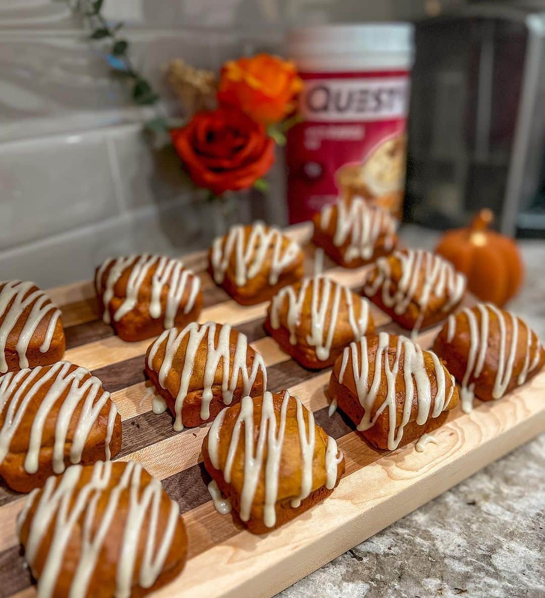 questnutritionのインスタグラム：「𝙈𝙞𝙣𝙞 𝙋𝙧𝙤𝙩𝙚𝙞𝙣 𝙋𝙪𝙢𝙥𝙠𝙞𝙣 𝙇𝙤𝙖𝙫𝙚𝙨🎃🍞 Recipe below👇🏼 Holiday cravings are upon us😬so I’ve done the work to create a healthy swap for a classic holiday favorite! This pumpkin bread tastes like the real thing but is so much healthier! -made with @questnutrition multi-purpose mix protein powder!  - Ingredients: •1 ½  cup (I did less) sugar substitute  •½ cup extra light tasting olive oil •2 large eggs •1 can (15 oz) pumpkin puree •2 cups Quest Multi-Purpose Mix •1 tbsp pumpkin pie spice •½ tsp cinnamon  •1 tsp baking soda •½ tsp baking powder •½ tsp table salt - Instructions: 1. Preheat the oven to 325 degrees. 2. Grease & flour 2 -12 count muffin tins OR 2- 8×4″ loaf pans & set aside.  3. With an electric hand mixer, whisk together sugar substitute and olive oil in a large bowl until it looks like wet sand. 4. Whisk in the eggs until well-combined. 5. Add in the pumpkin puree & mix well. 6. Combine Quest Multi-purpose protein powder, pumpkin pie spice, baking soda, salt & baking powder in small bowl then add into wet ingredients until just combined – don’t over-mix. 7. Use an ice cream size scoop to portion into muffin tins, or divide the batter evenly between the 2 prepared loaf pans. 8. Bake 23-28 minutes for muffin tins or 40-60 minutes for loaf tins. For both methods use the toothpick test, remove when toothpick comes out clean.  Allow the loaves to cool on a wire rack for 10 minutes before removing from the pans. Remove from the pans & allow the loaves to continue cooling until they reach room temperature. My favorite icing is a cinnamon cream cheese! Enjoy! 🥰🎃 #MyFavQuest #QuestPartner」