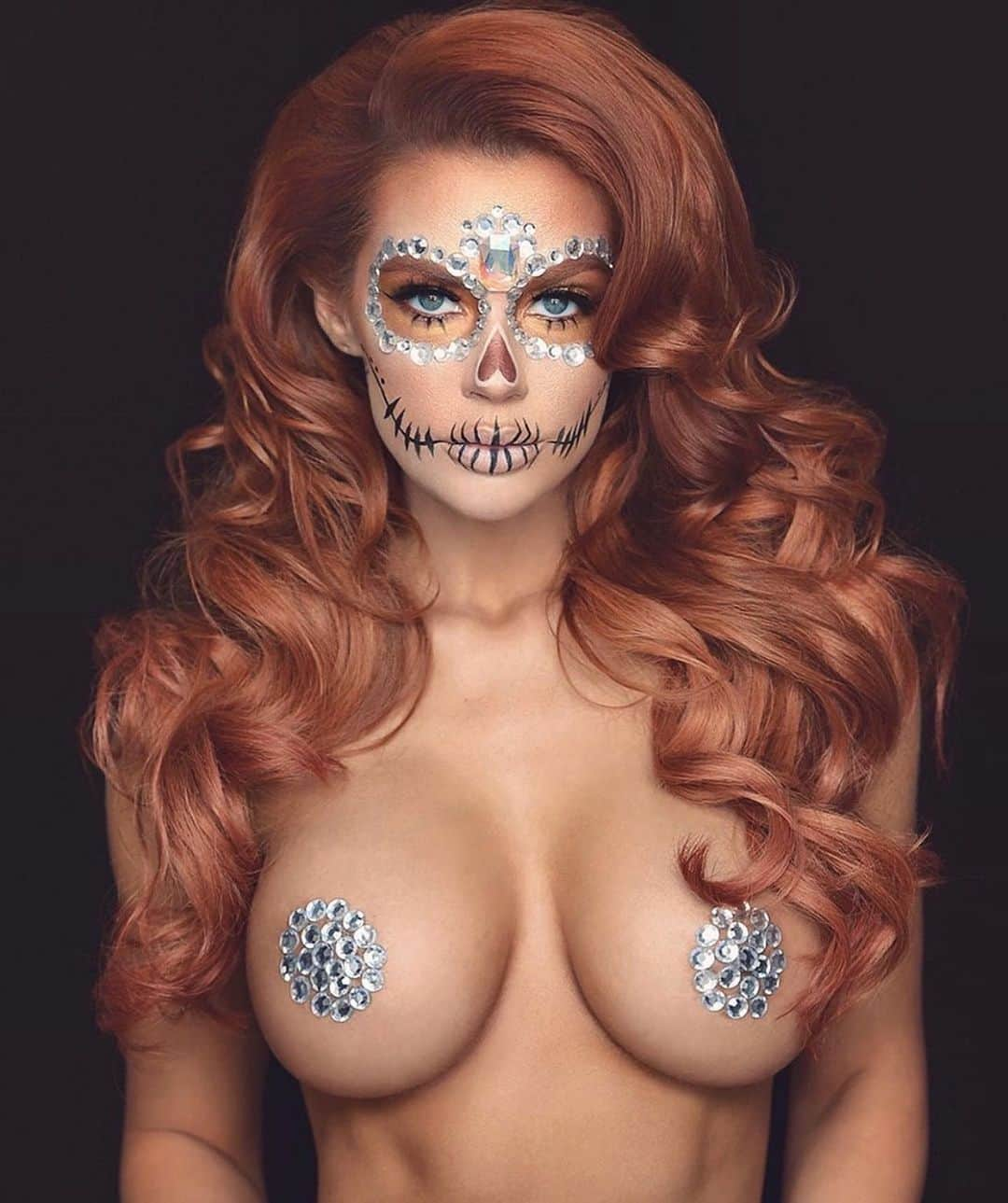 ジェサ・ヒントンのインスタグラム：「💀💀💀   @ryanastamendiphotography  @evilyn_mua  @hairbyandyh  @4janine」