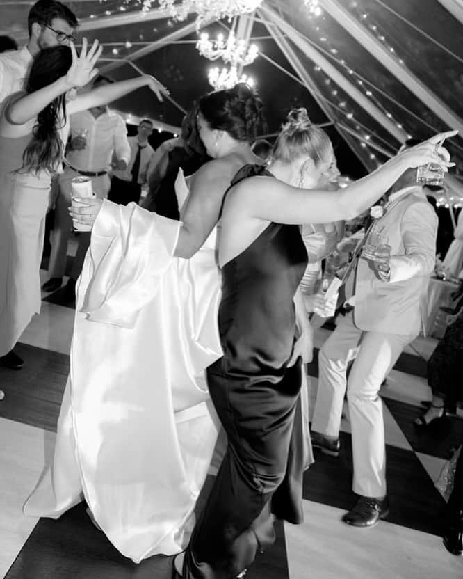 ブリジェット・スローンのインスタグラム：「Watching your friend marry her soulmate is one of the best things to witness.   A close second is dancing the night away with her knowing we still know how to get down on the dance floor 🖤」