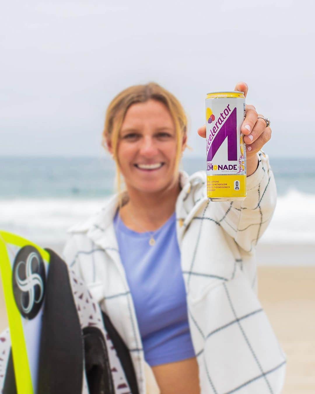 レイキー・ピーターソンのインスタグラム：「Catching rays and catching waves with @drinkaccelerator ☀️🌊」