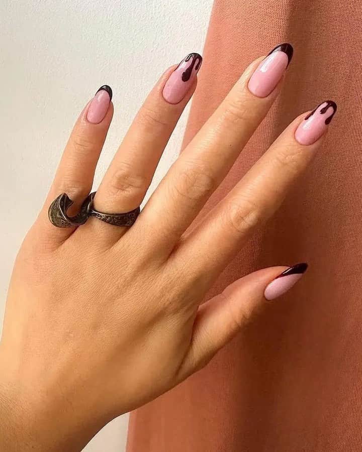 Vogue Beautyさんのインスタグラム写真 - (Vogue BeautyInstagram)「With a mere week and some change left, there’s no time to waste in putting together your fiercest looks for the spookiest season of the year, Halloween nails included. Whether you like them long and sharp, dipped in the deepest red lacquer, or prefer a short set covered in slime, these designs are not for the faint of heart. Tap the link in our bio for all the best halloween nails, from from spooky designs to stiletto shapes. Photos: @nailesbymei, @yumilee310 @ibedoingnails, @nailsbymets」10月24日 8時00分 - voguebeauty