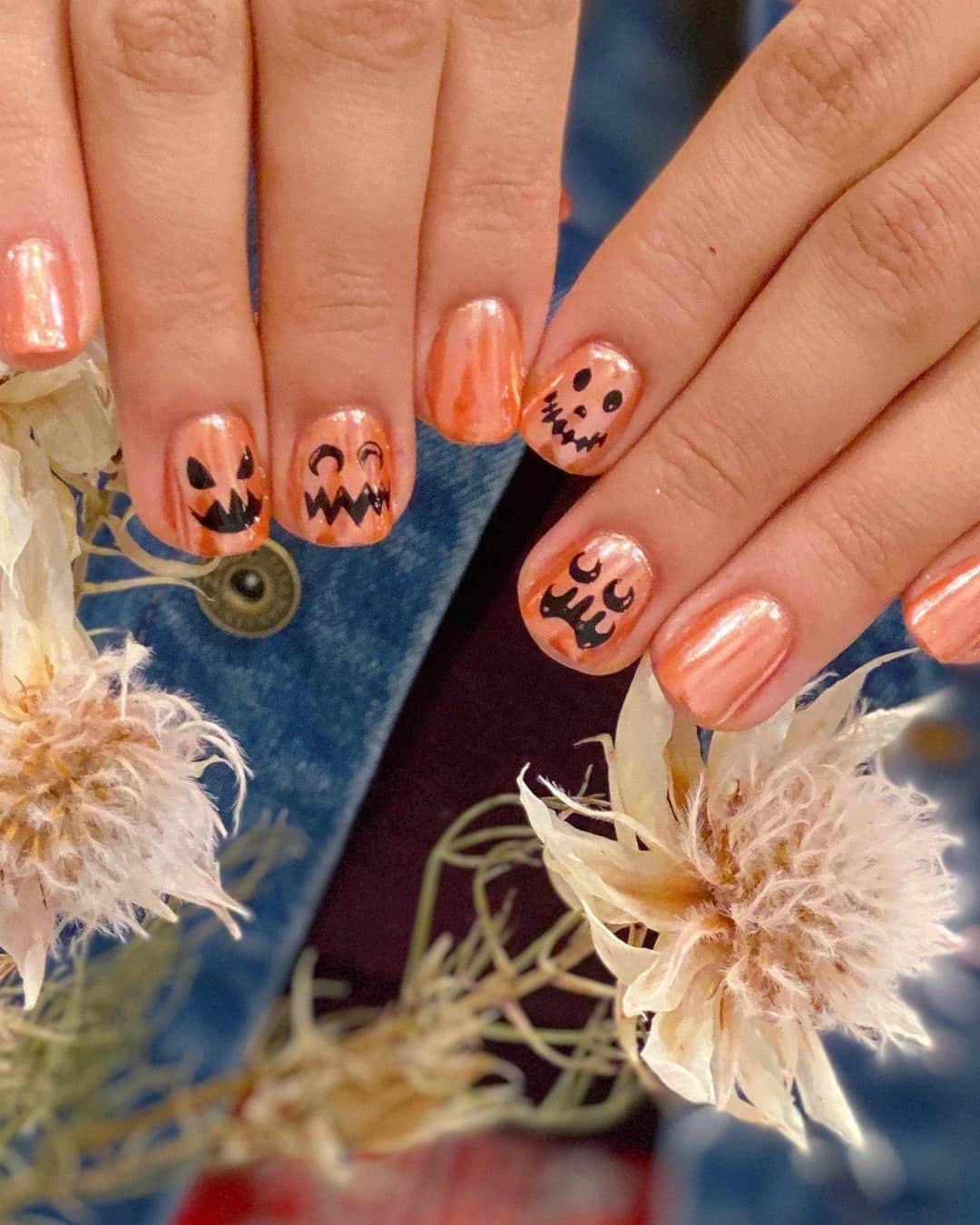 Vogue Beautyさんのインスタグラム写真 - (Vogue BeautyInstagram)「With a mere week and some change left, there’s no time to waste in putting together your fiercest looks for the spookiest season of the year, Halloween nails included. Whether you like them long and sharp, dipped in the deepest red lacquer, or prefer a short set covered in slime, these designs are not for the faint of heart. Tap the link in our bio for all the best halloween nails, from from spooky designs to stiletto shapes. Photos: @nailesbymei, @yumilee310 @ibedoingnails, @nailsbymets」10月24日 8時00分 - voguebeauty