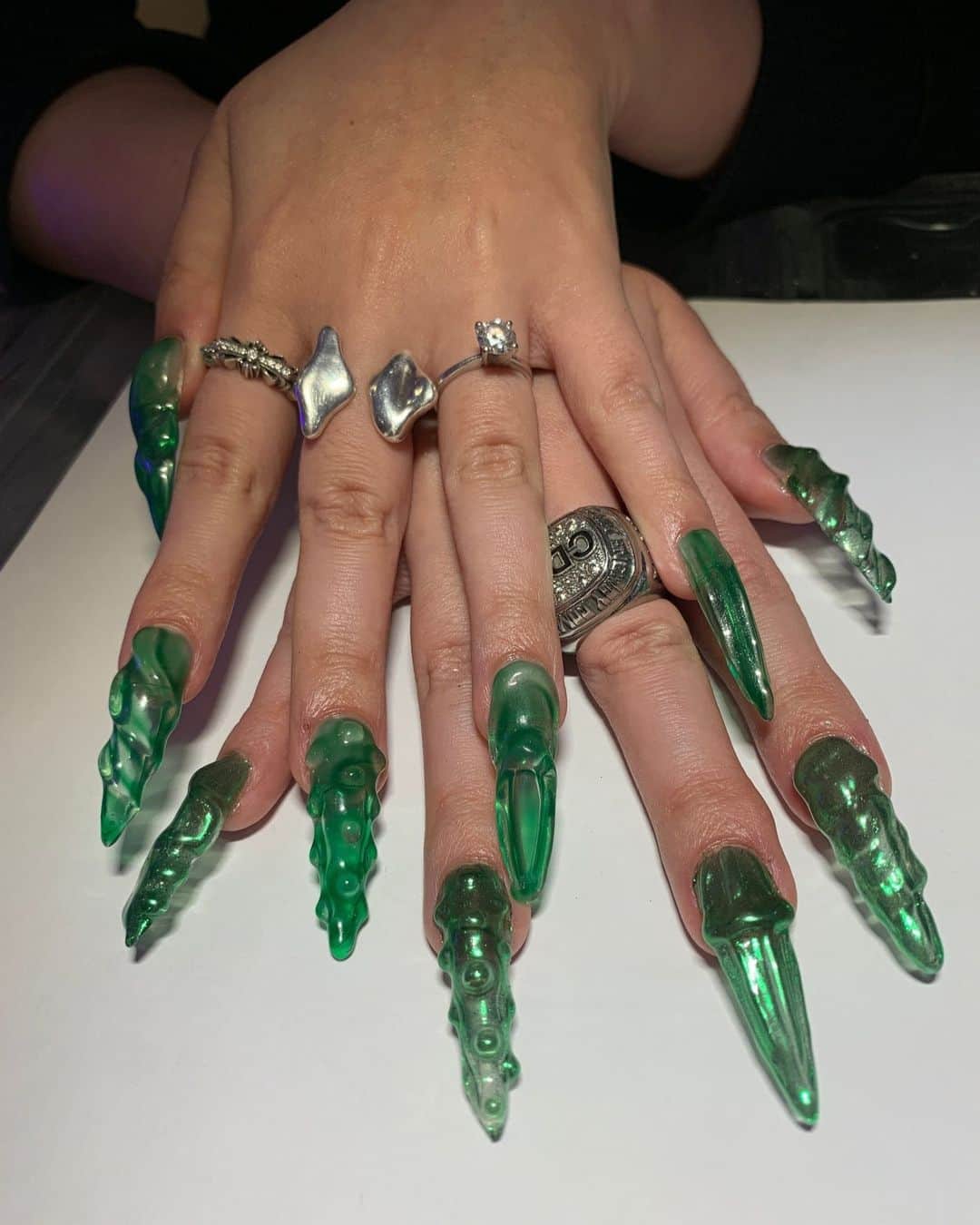 Vogue Beautyのインスタグラム：「With a mere week and some change left, there’s no time to waste in putting together your fiercest looks for the spookiest season of the year, Halloween nails included. Whether you like them long and sharp, dipped in the deepest red lacquer, or prefer a short set covered in slime, these designs are not for the faint of heart. Tap the link in our bio for all the best halloween nails, from from spooky designs to stiletto shapes. Photos: @nailesbymei, @yumilee310 @ibedoingnails, @nailsbymets」