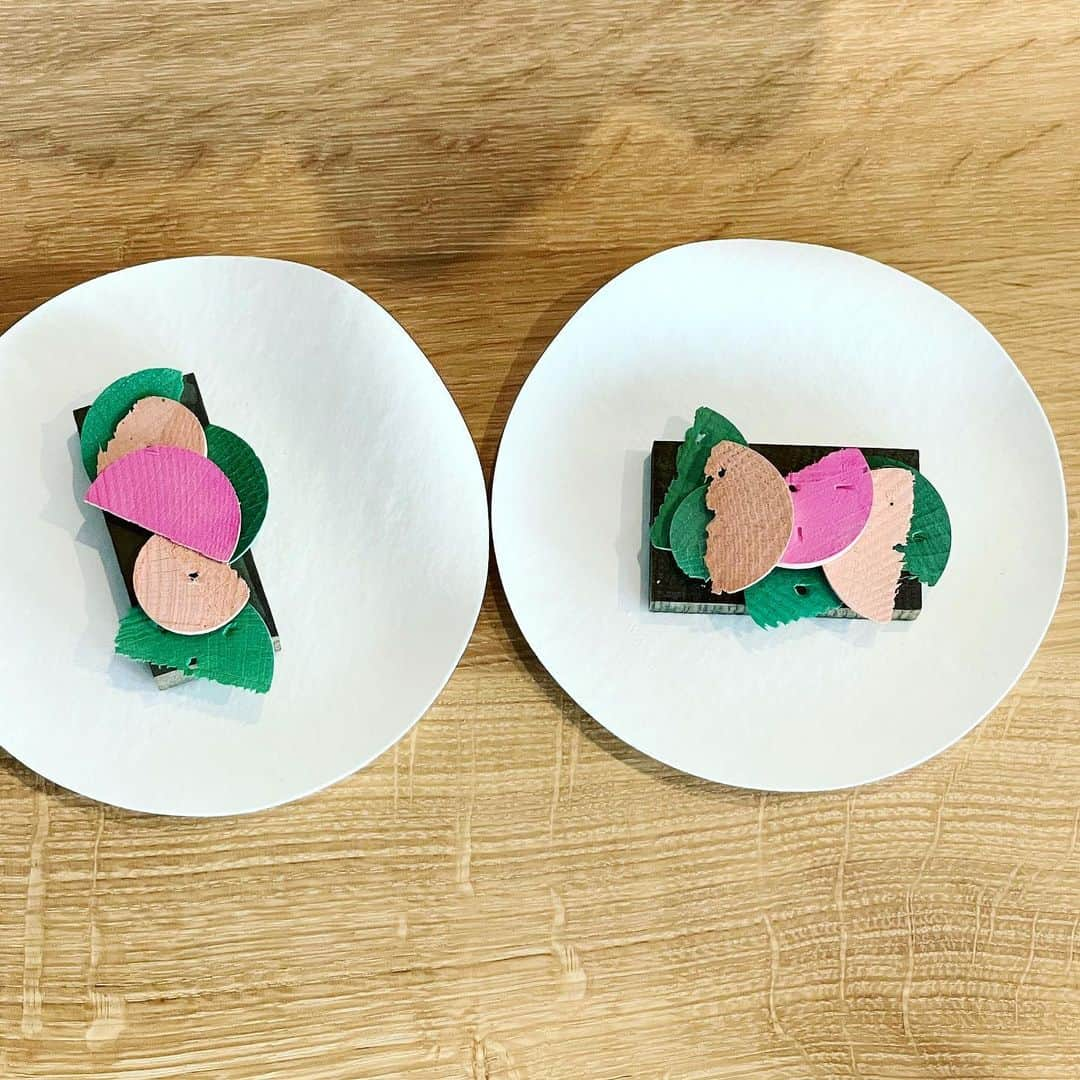 福田里香さんのインスタグラム写真 - (福田里香Instagram)「🍴WOODEN FOODS🧁 WASARA in collaboration with maruni @designart_tokyo   会話を重ねる過程で 器に何か盛り付けないとお客様に 寸法が伝わりにくいことに気づきました。  ふと「WASARA」には 木製の食品サンプルが似合うのでは? と思いつきました。 目で（愛で）召し上がっていただく フードの数々です。  maruniさんの工場で 家具を作る際に出る端材の形には まったく手を加えずに着彩し そのままの形を組み合わせて 「WOODEN FOOD」を （食べ物型の積み木の総称） 作らせていただきました。  @maruni_tokyo  @maruni_official  心より感謝を申し上げます。  「DESIGNART TOKYO 2023」の WASARAのブースで 手に取る楽しさを体感して いただければ嬉しいです。 皆様のご来場を心よりお待ちしています。  @wasaraofficial  @michiyotanabe  @miho_kawamura_」10月24日 7時33分 - riccafukuda