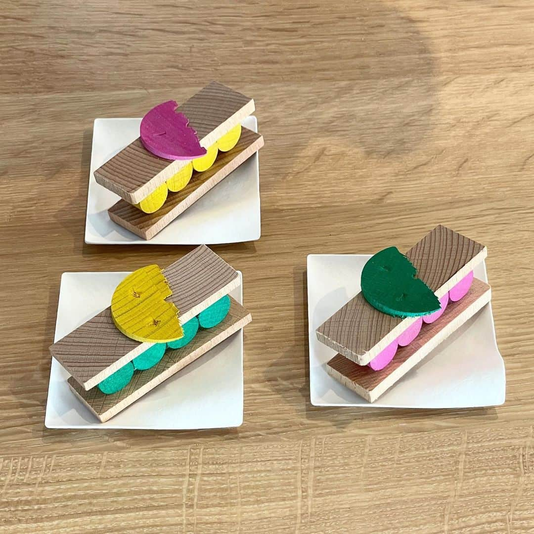 福田里香さんのインスタグラム写真 - (福田里香Instagram)「🍴WOODEN FOODS🧁 WASARA in collaboration with maruni @designart_tokyo   会話を重ねる過程で 器に何か盛り付けないとお客様に 寸法が伝わりにくいことに気づきました。  ふと「WASARA」には 木製の食品サンプルが似合うのでは? と思いつきました。 目で（愛で）召し上がっていただく フードの数々です。  maruniさんの工場で 家具を作る際に出る端材の形には まったく手を加えずに着彩し そのままの形を組み合わせて 「WOODEN FOOD」を （食べ物型の積み木の総称） 作らせていただきました。  @maruni_tokyo  @maruni_official  心より感謝を申し上げます。  「DESIGNART TOKYO 2023」の WASARAのブースで 手に取る楽しさを体感して いただければ嬉しいです。 皆様のご来場を心よりお待ちしています。  @wasaraofficial  @michiyotanabe  @miho_kawamura_」10月24日 7時33分 - riccafukuda