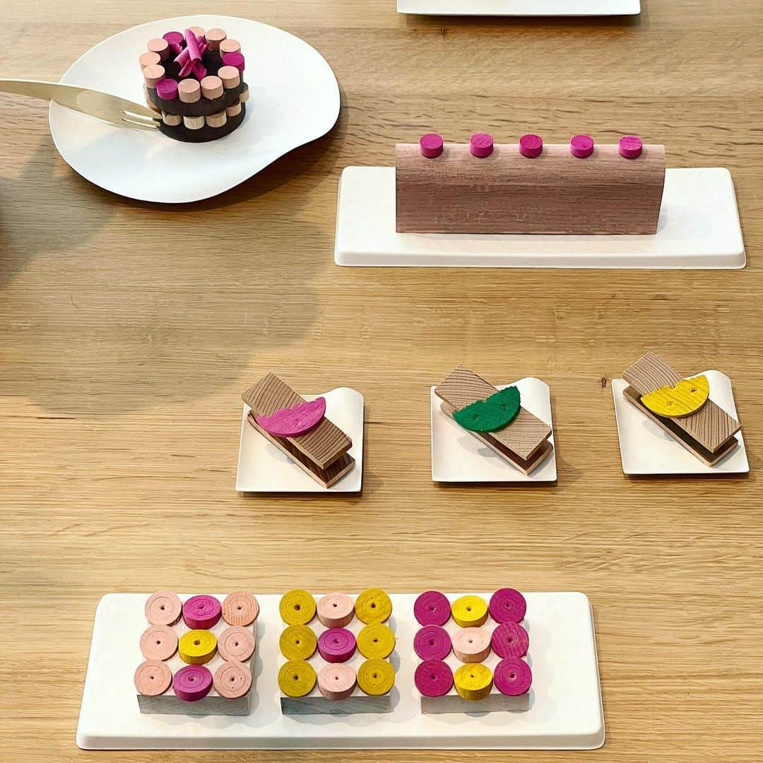 福田里香のインスタグラム：「🍴WOODEN FOODS🧁 WASARA in collaboration with maruni @designart_tokyo   会話を重ねる過程で 器に何か盛り付けないとお客様に 寸法が伝わりにくいことに気づきました。  ふと「WASARA」には 木製の食品サンプルが似合うのでは? と思いつきました。 目で（愛で）召し上がっていただく フードの数々です。  maruniさんの工場で 家具を作る際に出る端材の形には まったく手を加えずに着彩し そのままの形を組み合わせて 「WOODEN FOOD」を （食べ物型の積み木の総称） 作らせていただきました。  @maruni_tokyo  @maruni_official  心より感謝を申し上げます。  「DESIGNART TOKYO 2023」の WASARAのブースで 手に取る楽しさを体感して いただければ嬉しいです。 皆様のご来場を心よりお待ちしています。  @wasaraofficial  @michiyotanabe  @miho_kawamura_」