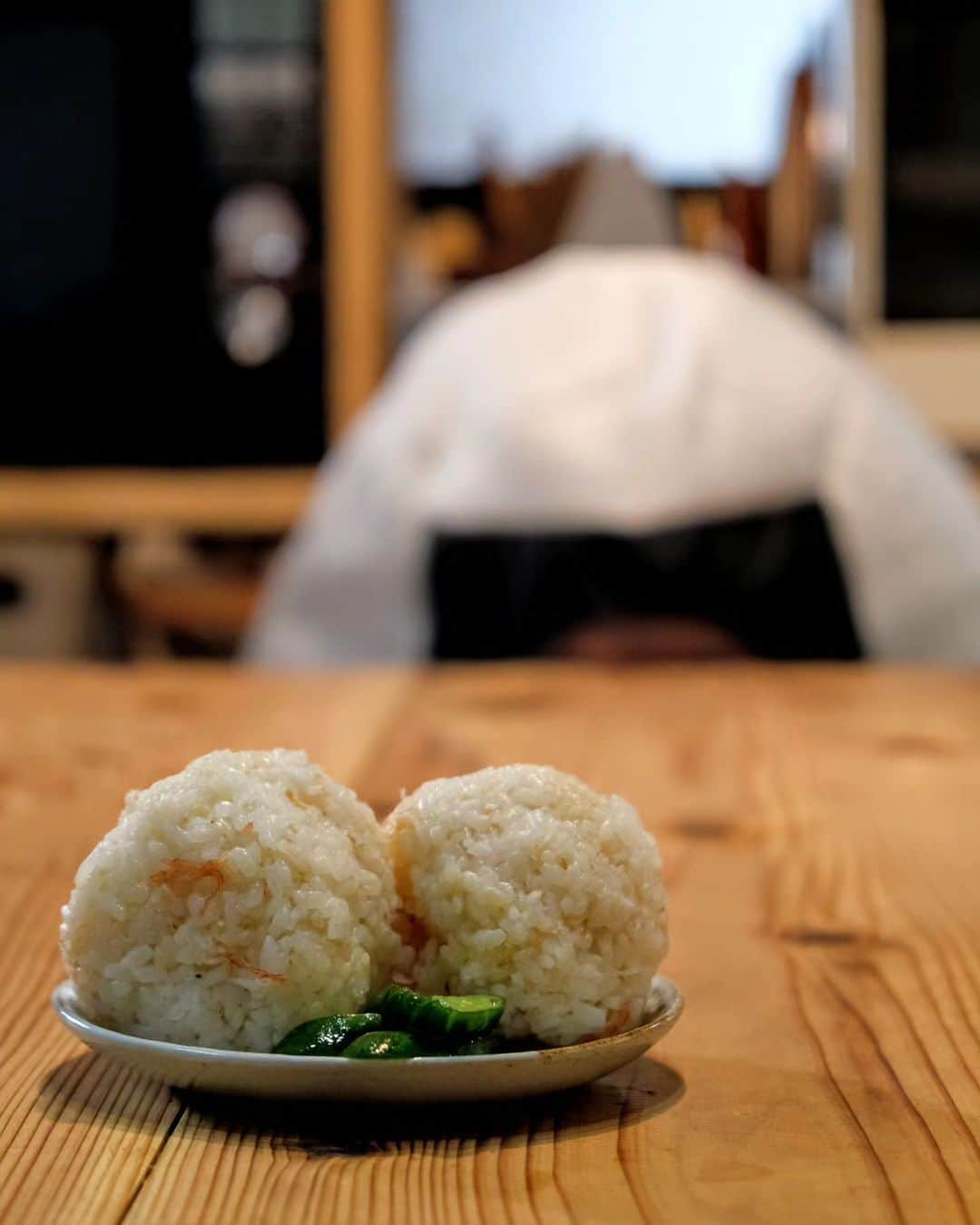 わたをのインスタグラム：「onigiriaction かにカマめしおにぎり きゅうりの浅漬けつき おにぎりの妖精つき🍙  #おうちごはん #朝ごはん #おにぎり #おにぎりの妖精さん #onigiri #onigiriaction #Yummy #Delicious #Japan #japanesefood #breakfast」
