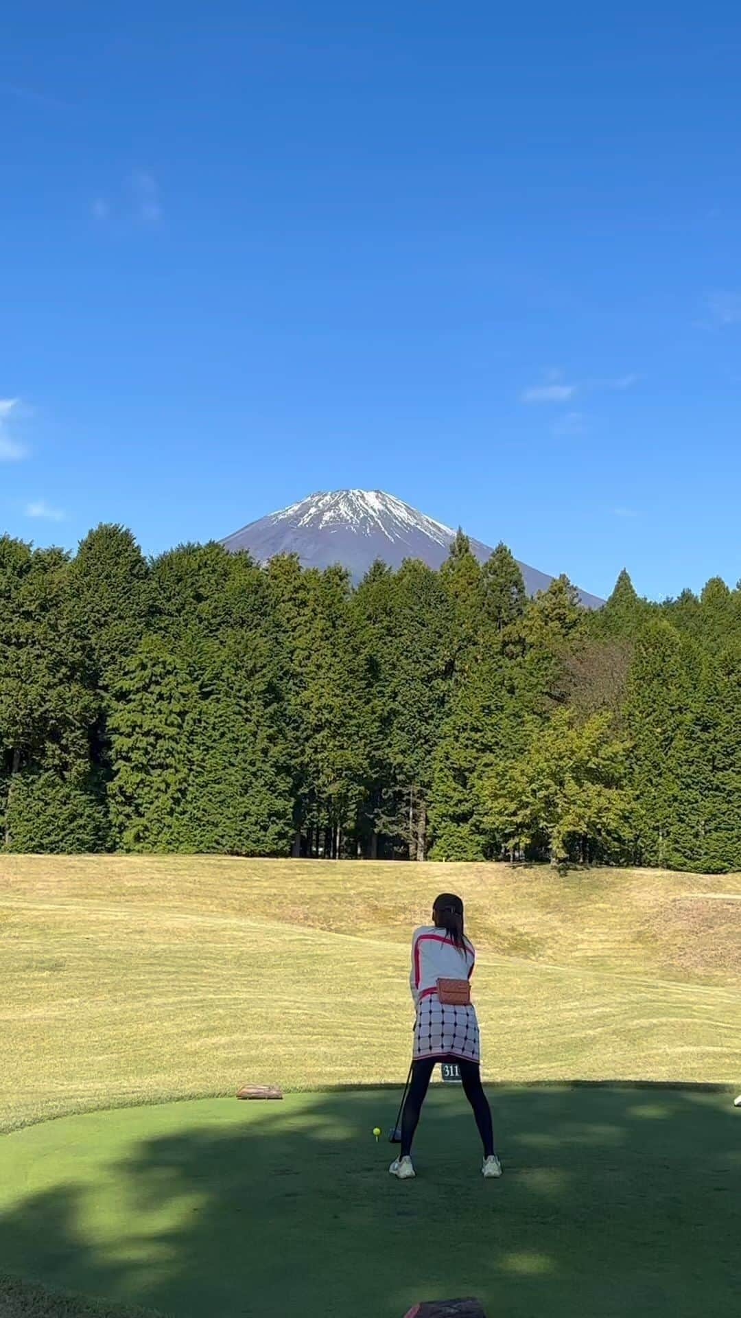 原史奈のインスタグラム：「富士山綺麗🗻 いい動画いっぱい撮ってもらったからたくさん載せちゃう😆 #秋ゴルフ #秋晴れ #ゴルフ日和 #富士山  #原史奈  #ゴルフ #ゴルフレッスン #ゴルフ練習 #ゴルフ女子 #ゴルフ大好き #golf #ゴルフウエア #ゴルフコーデ #ゴルフグッズ #ゴルフ動画 #ping #g410 #callaway #paradym #paradymmaxfast #even #archivio #アルチビオ #resurrection #eyevol #cuartounited #instagolf」