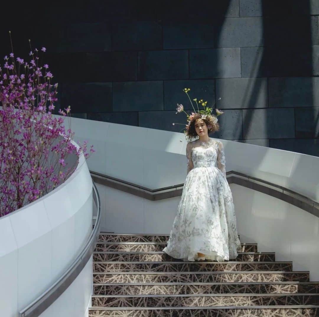和歌子のインスタグラム：「bridal show 🦢  くりくりヘアーになったのです♡ お花も生やして！ ドレスもヘアメイクもブーケも！全部が最強に可愛かったー  モデルのみなさん、会場、イベント関係者の皆様、 ヘアメイク、お花の方々、そしてハイ先生…！♡ たくさん優しくしてくださって、 素敵な作品を作ってくださりありがとうございました✨」