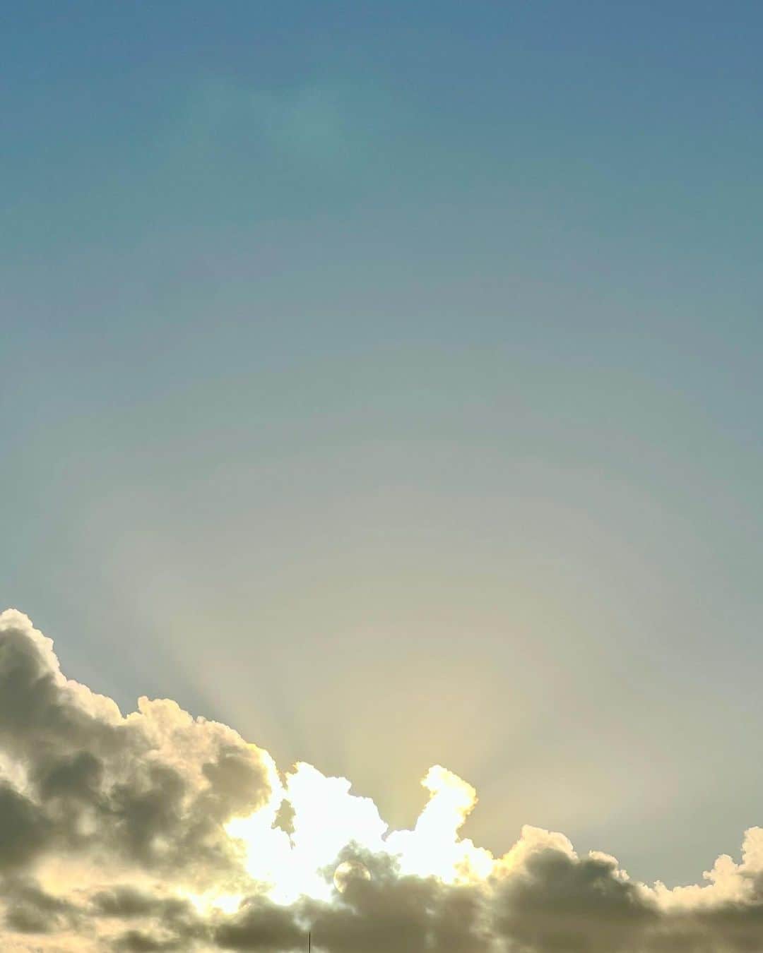 竹井亮介さんのインスタグラム写真 - (竹井亮介Instagram)「2023年10月24日。 午前6時50分頃、南東の空。  雲から出んとするおひさま。 #今朝の色  #空」10月24日 7時50分 - takeiryosuke