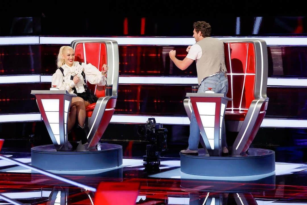 グウェン・ステファニーさんのインスタグラム写真 - (グウェン・ステファニーInstagram)「battling it out 2night on #thevoice ✨ 🥊」10月24日 8時01分 - gwenstefani