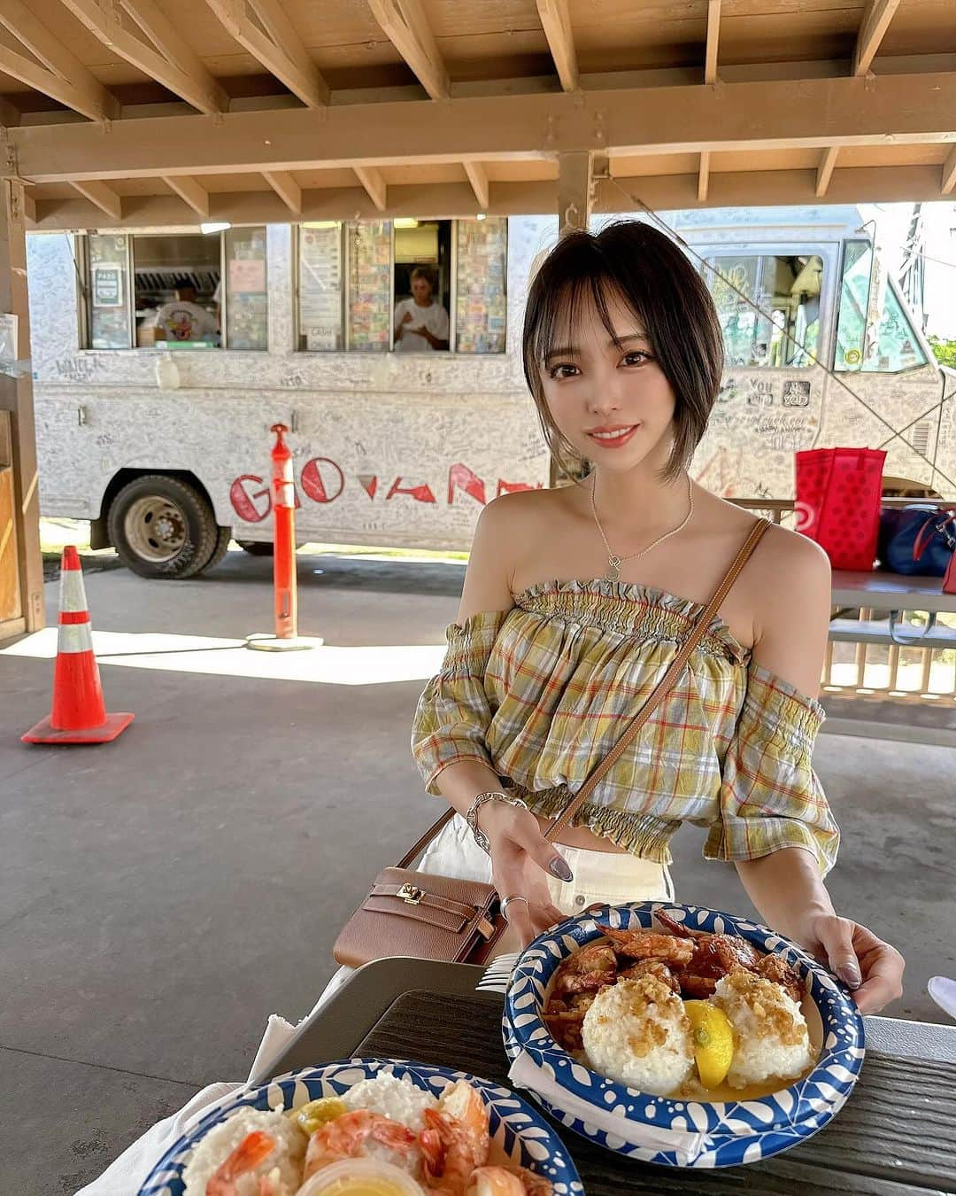 サキ吉さんのインスタグラム写真 - (サキ吉Instagram)「3日目は昼からレンタカー借りて色んなとこ行こう！ということで… まず行ったのはガーリックシュリンプを求めてノースショア🤟 ． ロミーズのガーリックシュリンプ食べてみたかったのに お店ついたらもぬけの殻… まさかの移転したよ！と張り紙が😇 ． 移転先に行ってみるも空き地…建物すらできてない😇 あとから調べて見たらカフクのロミーズ付近一帯の土地をハワイ州に返還しなければいけないらしく、 8月に一旦閉店してるそう､､､ （フミズとかも閉まっちゃったみたいだよ💦） ． ． 結局老舗のジョバンニがやってたから良かった🥺💓 安定の美味しさでした🦐 やっぱレモンバター味とかよりもスタンダードにガーリックがいちばん美味しかった🤔💡 ． ． 次はロミーズかフミズ、リベンジしたい🔥 ． ． ． #家族旅行 #海外旅行 #ハワイ旅行 #子連れ旅行 #赤ちゃんとお出かけ  #赤ちゃんと旅行  #子連れハワイ  #赤ちゃん連れハワイ #ハワイ観光 #女の子ママ #令和4年ベビー #女の子ベビー #1歳女の子  #1歳児ママ #赤ちゃんのいる暮らし #赤ちゃんのいる生活 #子育て #ママライフ #ママ垢さんと繋がりたい  #ノースショア #ガーリックシュリンプ #ジョバンニ  #ジョバンニーズ  #ハワイグルメ」10月24日 7時59分 - sakikichi1201