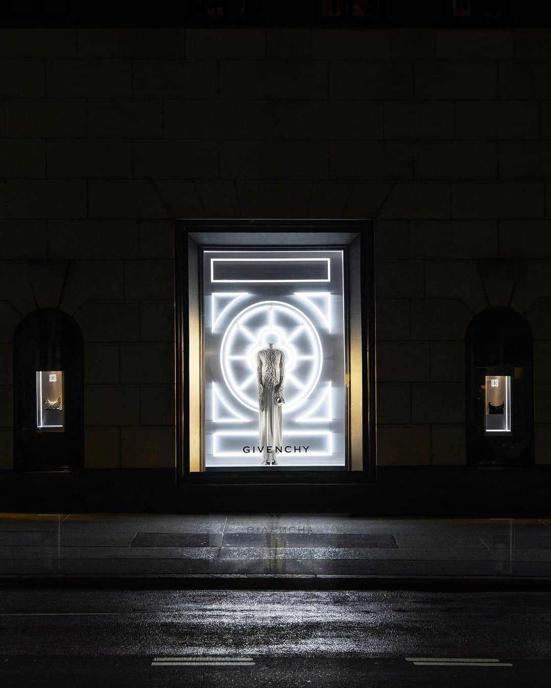 Bergdorf Goodmanのインスタグラム：「GIVENCHY ATELIER ✨ Presenting Givenchy Atelier, the capsule collection celebrating the house's rich history and savoir-faire—find these exceptional pieces exclusively at Bergdorf Goodman now.」