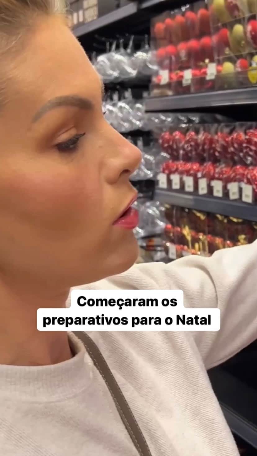 Ana Hickmannのインスタグラム：「Foi aqui que pediram os preparativos pro Natal 🎄 🎅🏼??? Tá chegando, meu povo!!! No vídeo de hoje, mostro o nosso passeio no shopping com o Alezinho pra ele escolher o presente dele de Dia das Crianças e também começo a comprar itens pra minha decoração de Natal. Como você acha que será esse ano??? 🤶🏻   O vídeo completo está em YouTube.com/AnaHickmann   #canalanahickmann #vlog #natal #diadascriancas #anahickmann」