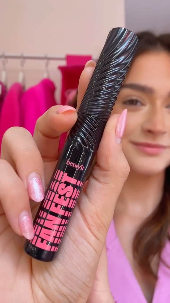 Benefit Cosmeticsのインスタグラム：「Mindblowing lashes in 3...2...1 😱 We're loving how @crazieegracie's lashes look extra fanned out after applying Fan Fest! The full-fan effect and amplified volume are in full swing 💅⁠ ⁠ Have you tried Fan Fest yet? 💬 ⁠ ⁠ #benefitcosmetics #fanfestmascara #new」