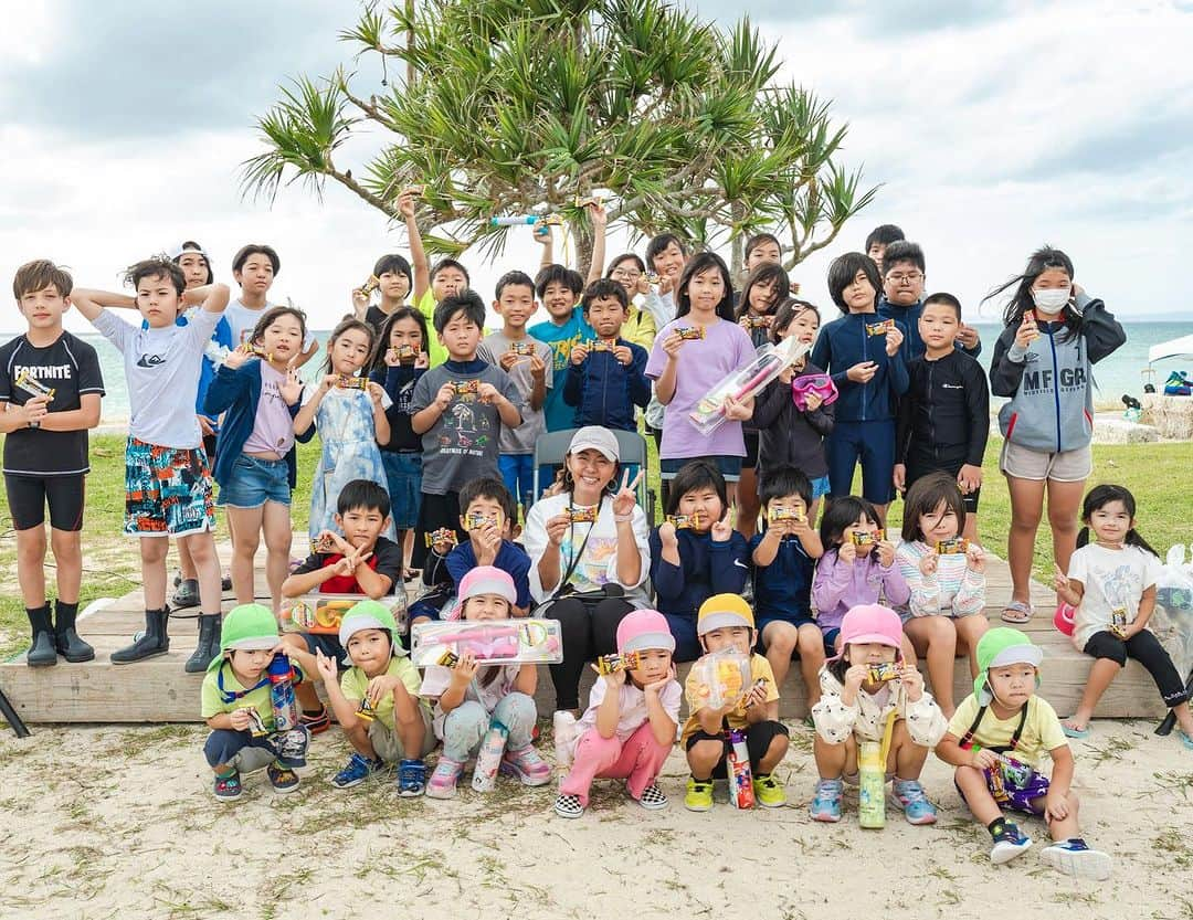 田中律子のインスタグラム：「『CHURAUMI SUPRUN byプロラボ琉球』🌞🌈🌴  1日目はBIG SUPレース終わりに、キッズたちは無料参加で、サンゴのトークショー🪸サンゴがどうやって生きてるのか、子供たちに紙芝居でお話ししました🐚ビーチに流れつく漂着ゴミの話はビーチ管理の久田さんから伝えてもらって、その後は、みんなでビーチクリーン✨たくさんの参加者のみなさんが、ビーチを歩いてビーチクリーン🌴ゴミを持ってきたら、ブラックサンダー⚡️やお菓子と交換して、子供も大人もみんなで楽しくビーチや公園をきれいにしたよ👏🏼👏🏼👏🏼ブラックサンダーを提供して下さった河合社長　@t.kawai_thunder  ありがとうございました🍫⚡️🤎  ビーチクリーンの後はみんなで海遊び🏖️ SUP無料体験に、ウォーターパークで遊びました❤️  エイサーも盛り上げてくれてありがとうございました🙏  #churaumisuprun  #ちゅらsunビーチ  #第7回  #ビーチクリーン  #npo法人アクアプラネット  #サンゴのお話し #savethecoral  #savetheocean  #beach  #子供は参加費無料」